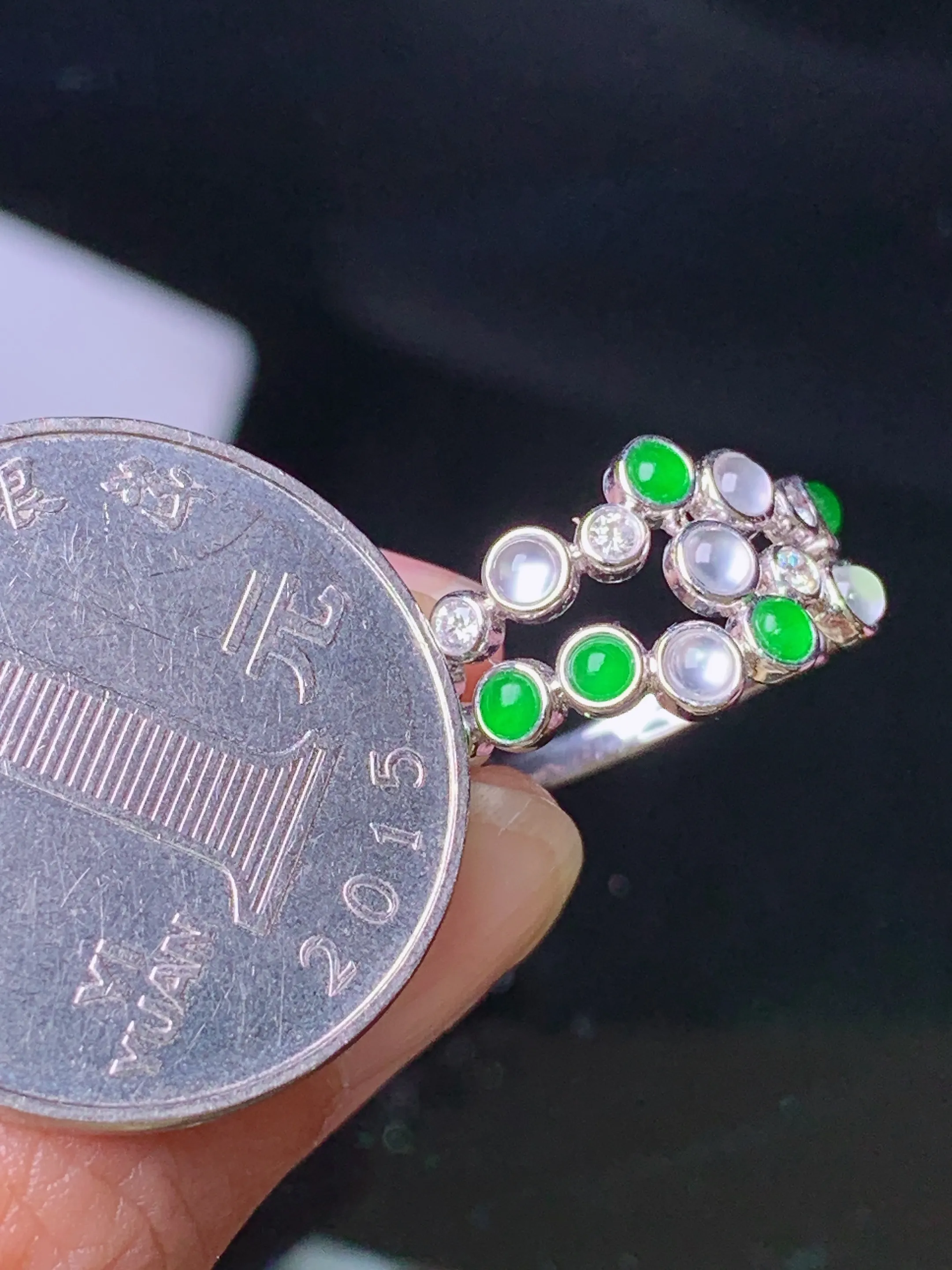 18k金钻镶嵌冰绿蛋面组合戒指 玉质细腻 色泽清新艳丽 圈口14 整体尺寸2.3*2