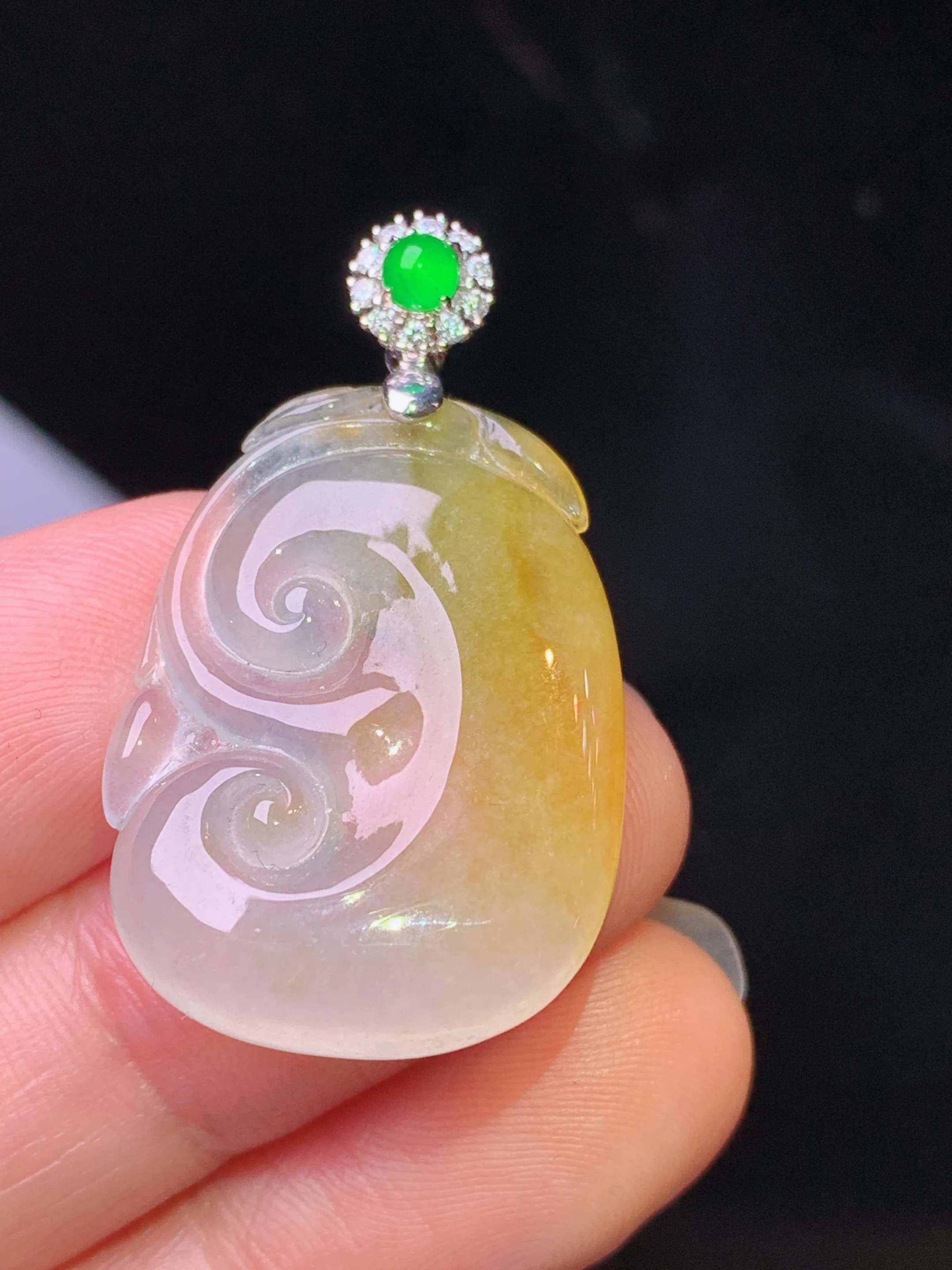 18k金钻镶嵌冰飘黄翡如意吊坠 玉质细腻 色泽清新艳丽 整体尺寸34*19.7*4.7