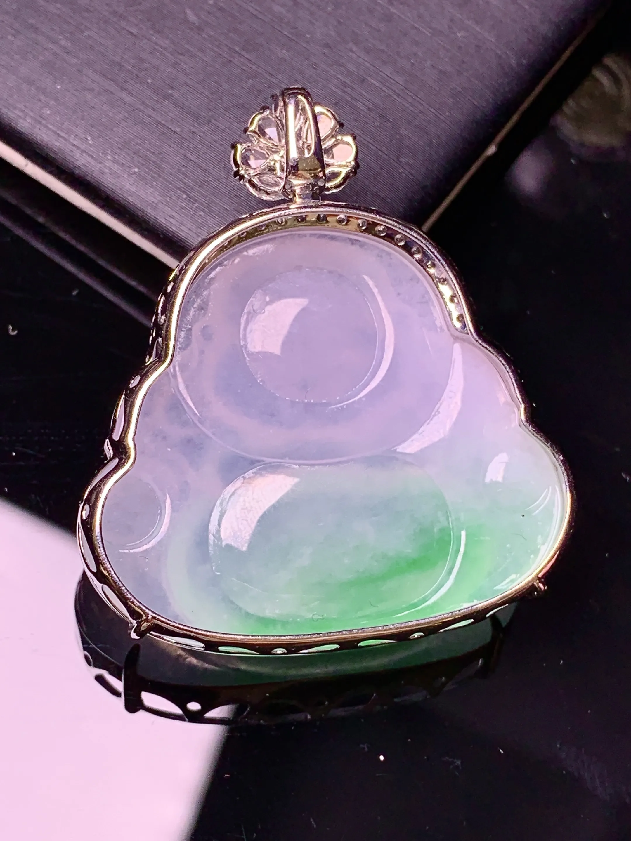 18k金钻镶嵌飘绿佛公吊坠 玉质细腻 色泽清新艳丽 整体尺寸36.8*32*9.8