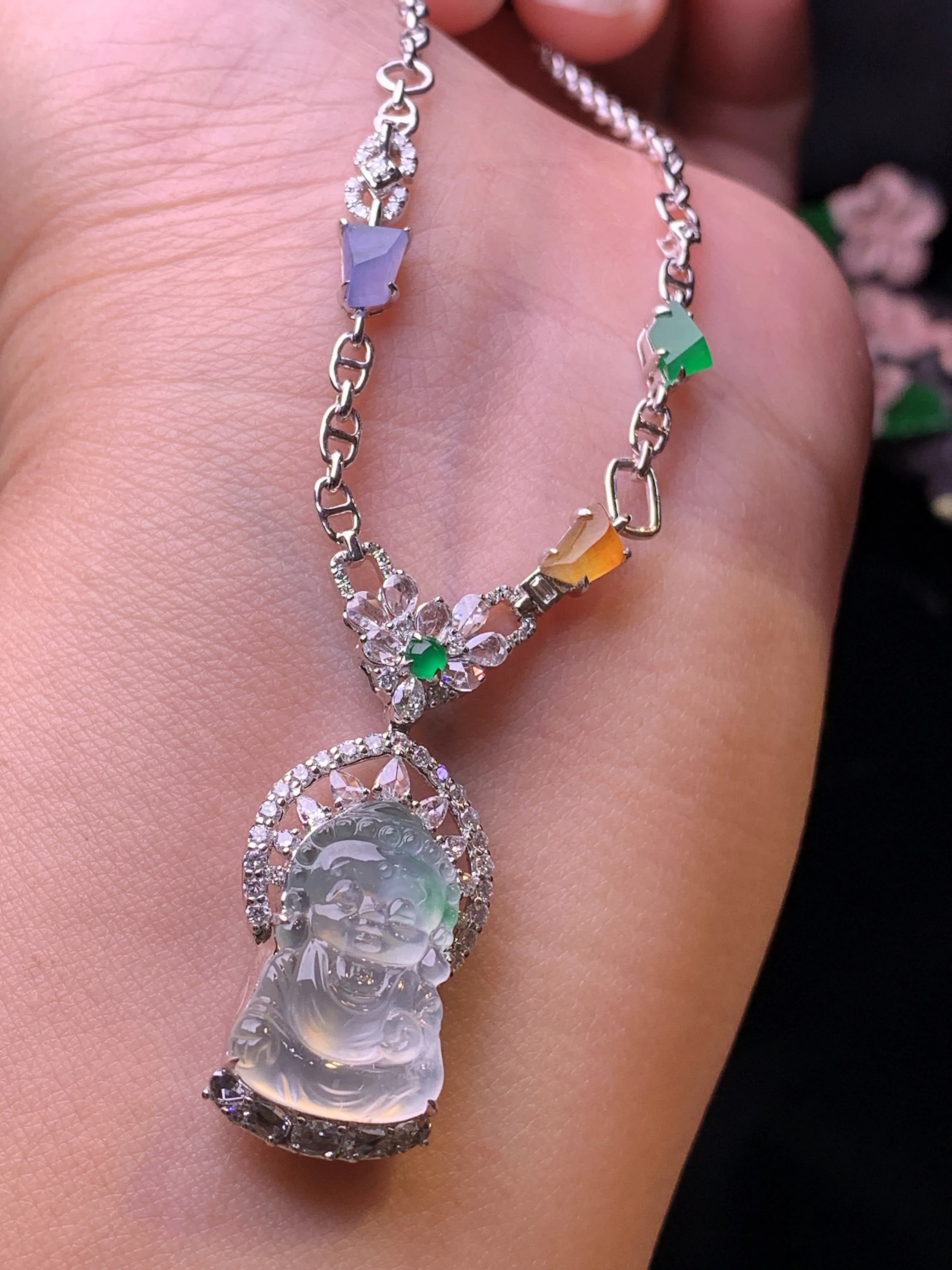 18k金钻镶嵌冰种宝宝观音吊坠 玉质细腻 色泽清新艳丽 整体尺寸33.5*14.3*8