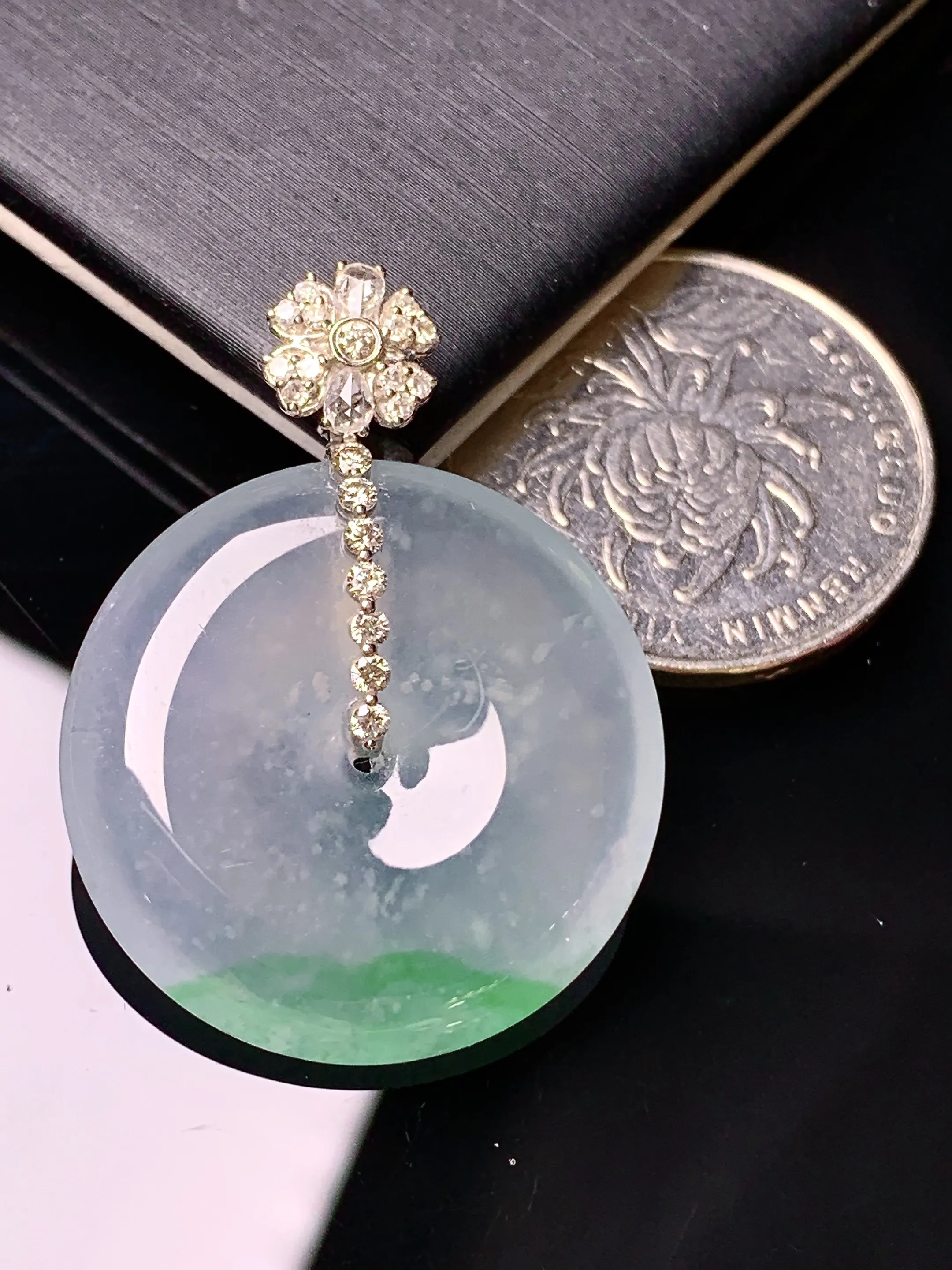 18k金钻镶嵌冰种平安扣吊坠 玉质细腻 色泽清新艳丽 整体尺寸35*26.5*5.5