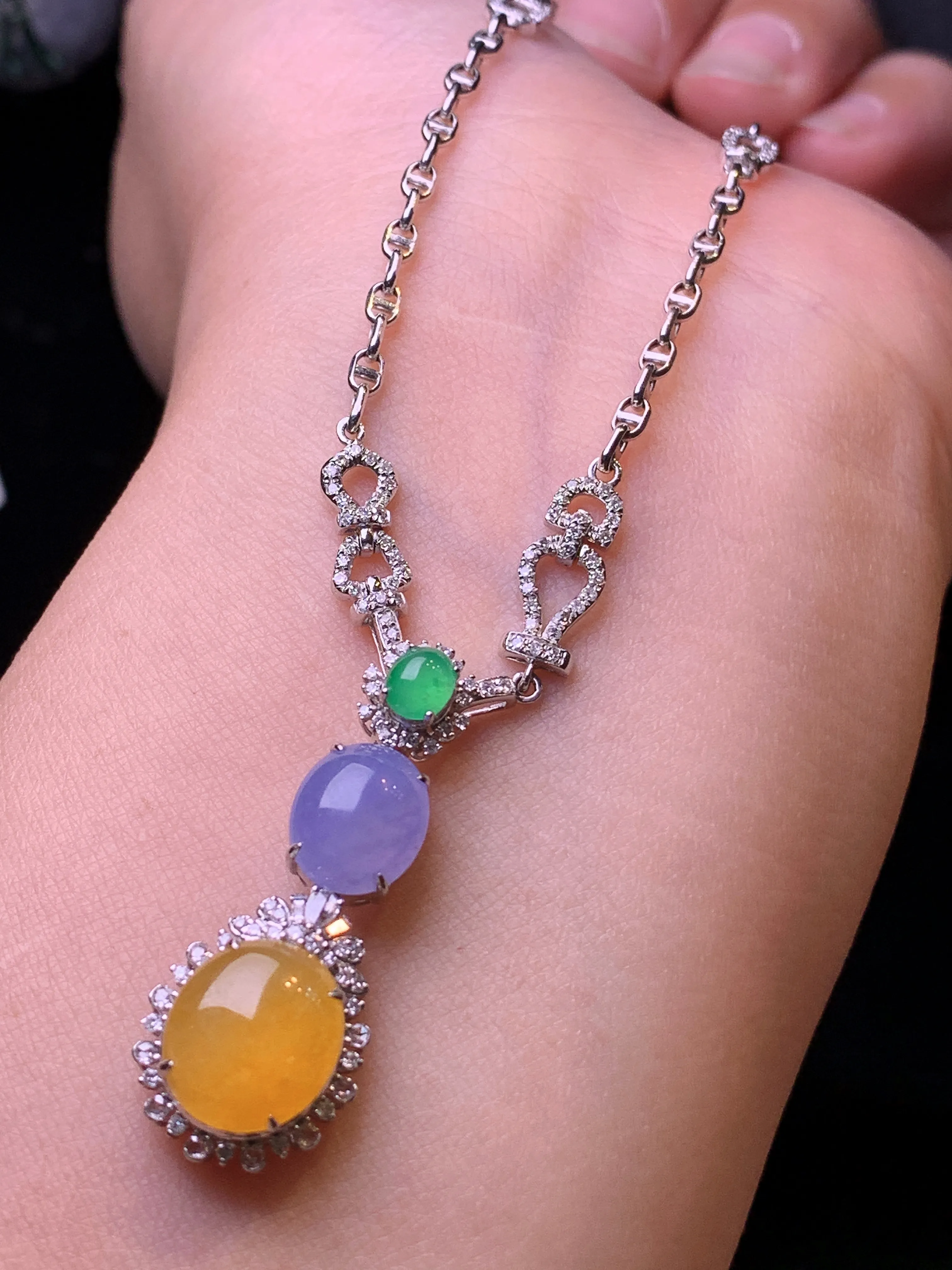 18k金钻镶嵌三彩蛋面项链 玉质细腻 色泽清新艳丽 整体尺寸32.5*12.5*7.8