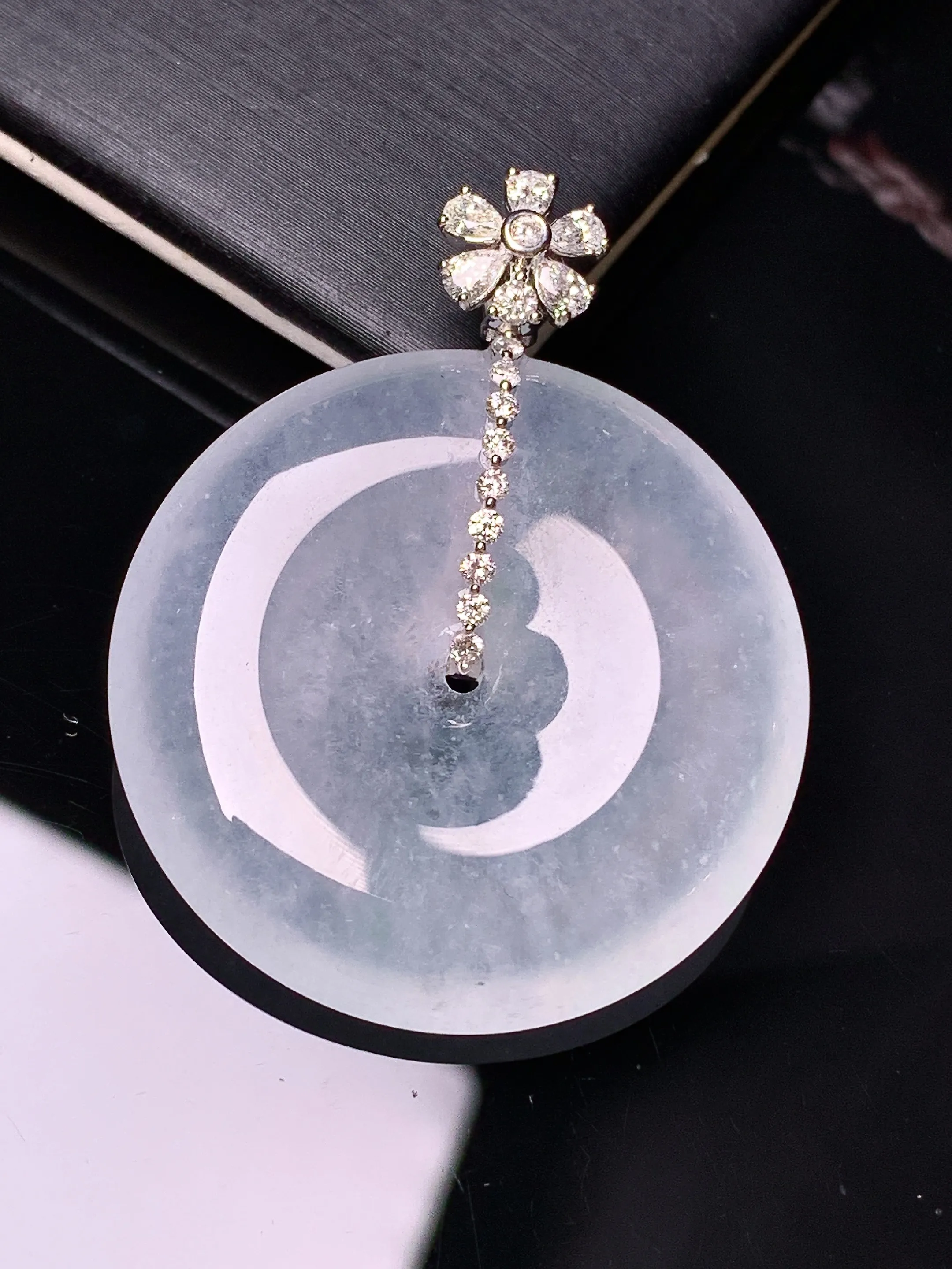 18k金钻镶嵌冰种平安扣吊坠 玉质细腻 色泽清新艳丽 整体尺寸40*31.5*6