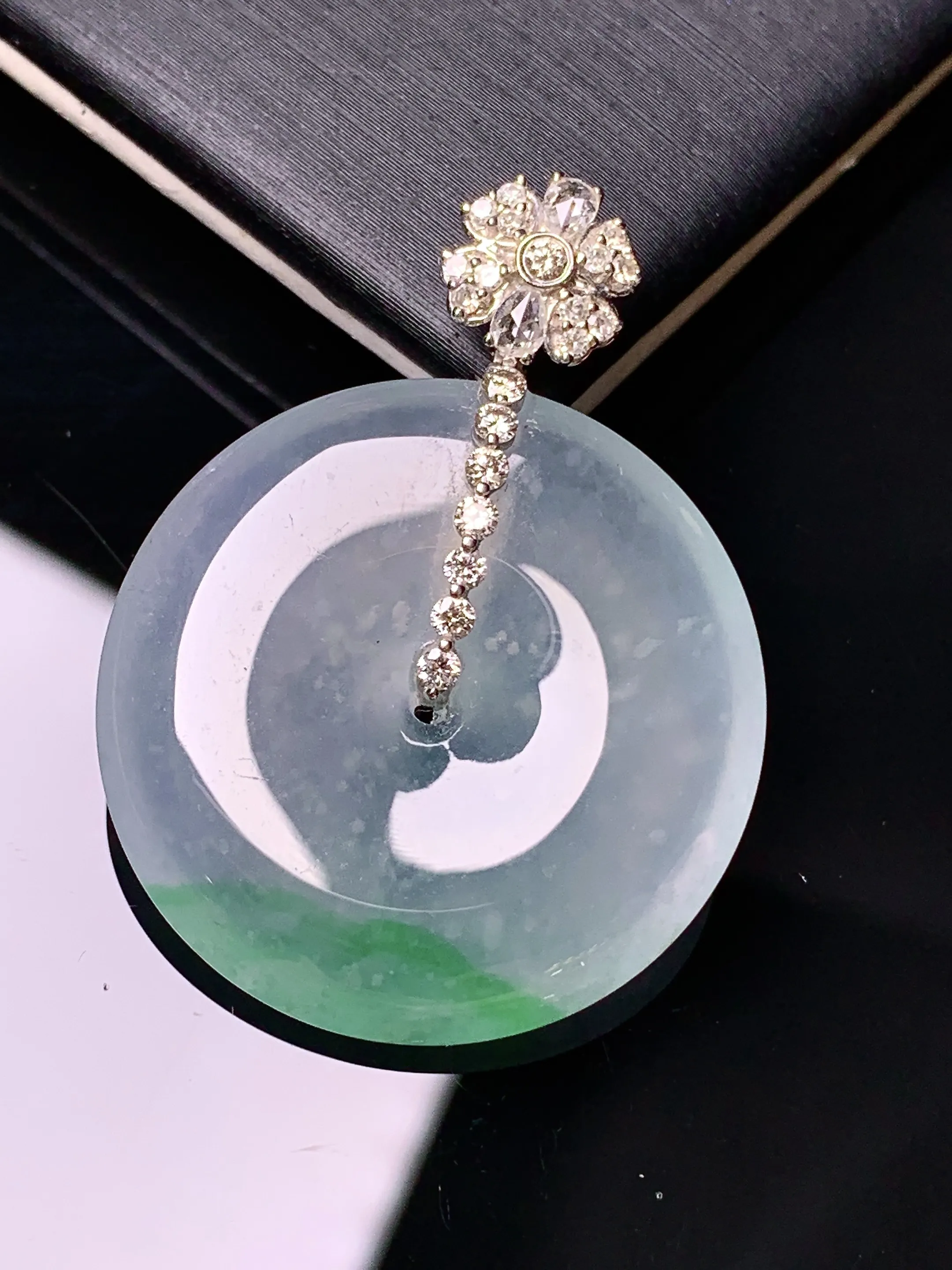 18k金钻镶嵌冰种平安扣吊坠 玉质细腻 色泽清新艳丽 整体尺寸35*26.5*5.5