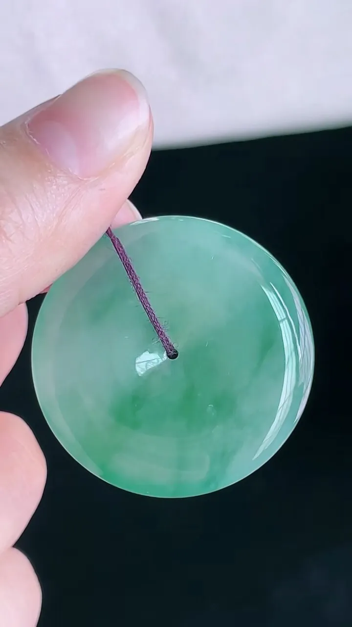 【翡翠名称】老坑种冰飘花大平安扣吊坠
【翡翠尺寸】直径厚度32.8/5.7mm
【翡翠描述】宝贝种老水足，玉质细腻，色泽靓丽，性价比高，佩戴效果好！
【其它赠送】权威证书/精美挂绳盒子/支持全国复检