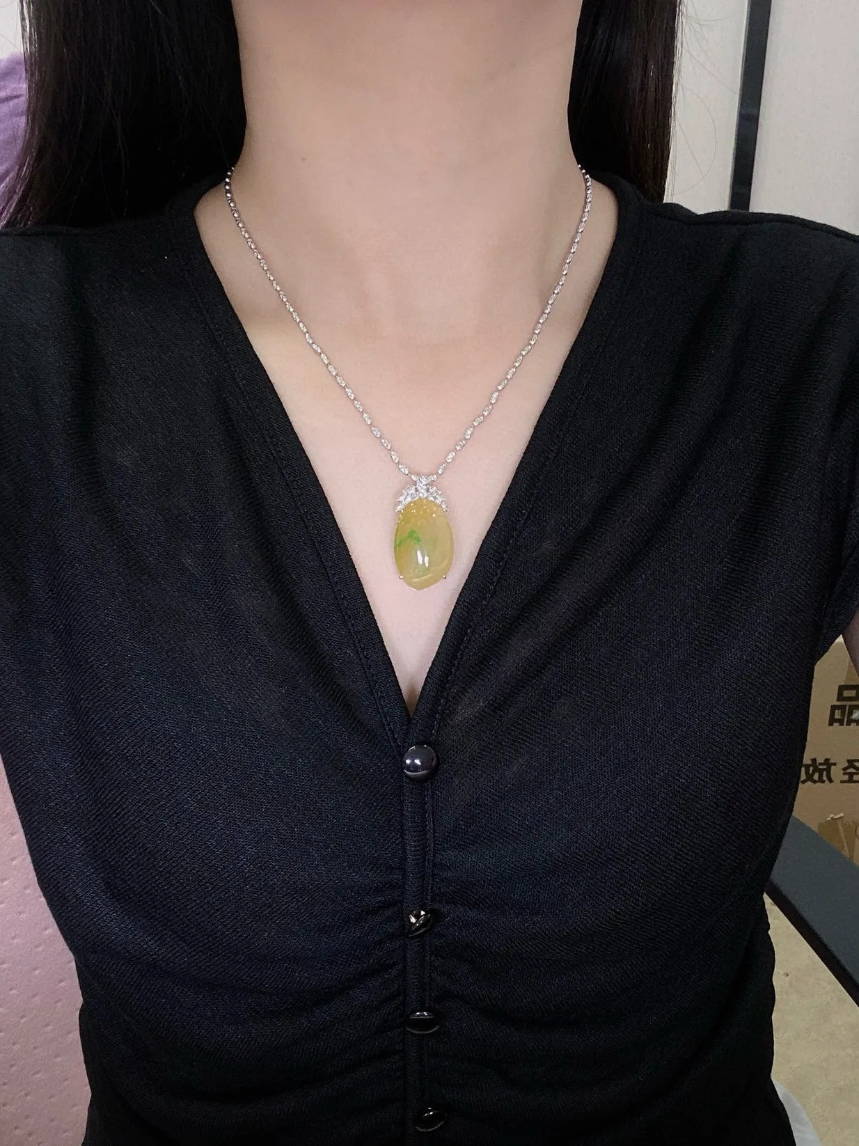 【冰种黄加绿桃子吊坠】质地细腻，冰润透亮，光泽出众，冰感十足，18k金古法镶嵌，裸石尺寸26.2*17.1*6.4毫米