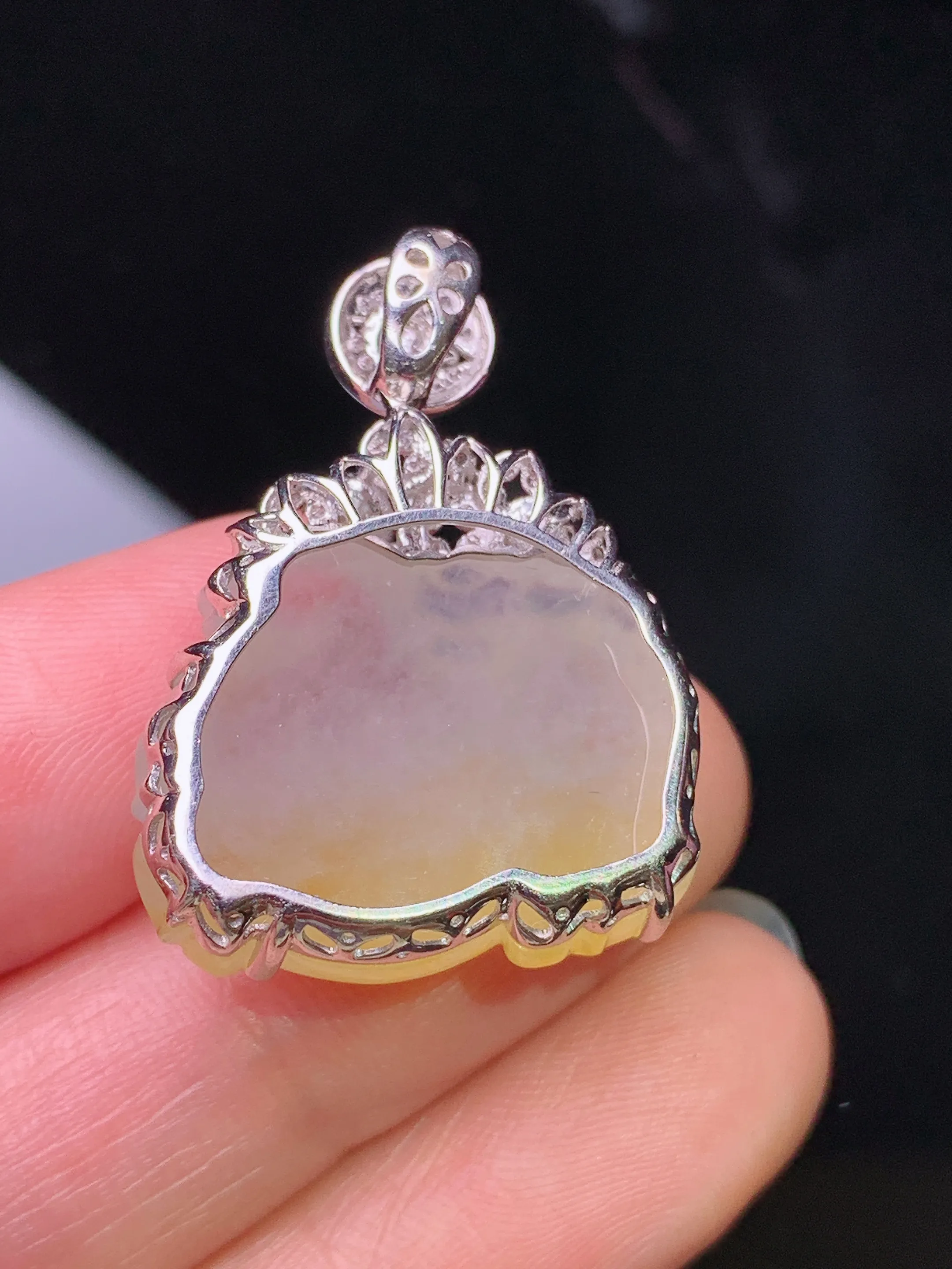 18k金钻镶嵌冰飘黄翡唐马吊坠 玉质细腻 色泽清新艳丽 整体尺寸30.8*22.2*10.2