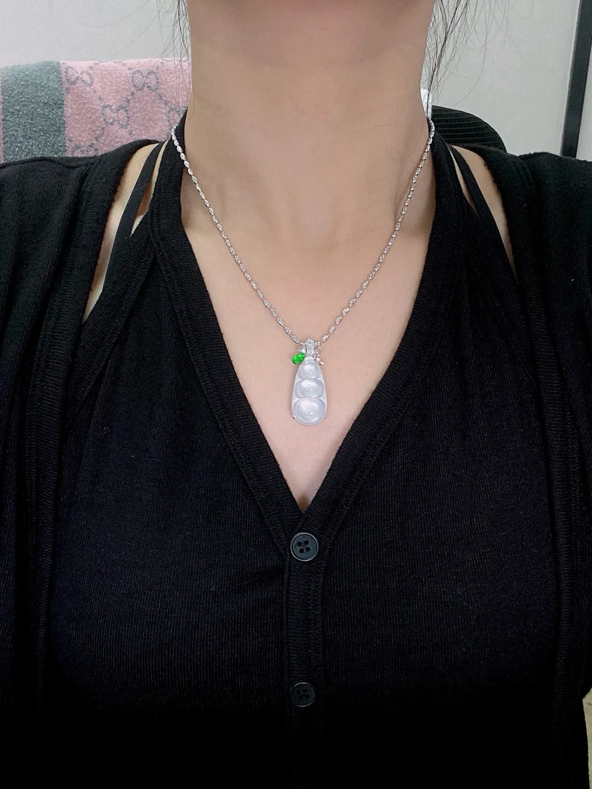 【冰种福豆吊坠】种地上乘，冰感十足，通透起光，饱满圆润，18k金钻镶嵌，裸石尺寸27.3*13.8*5毫米