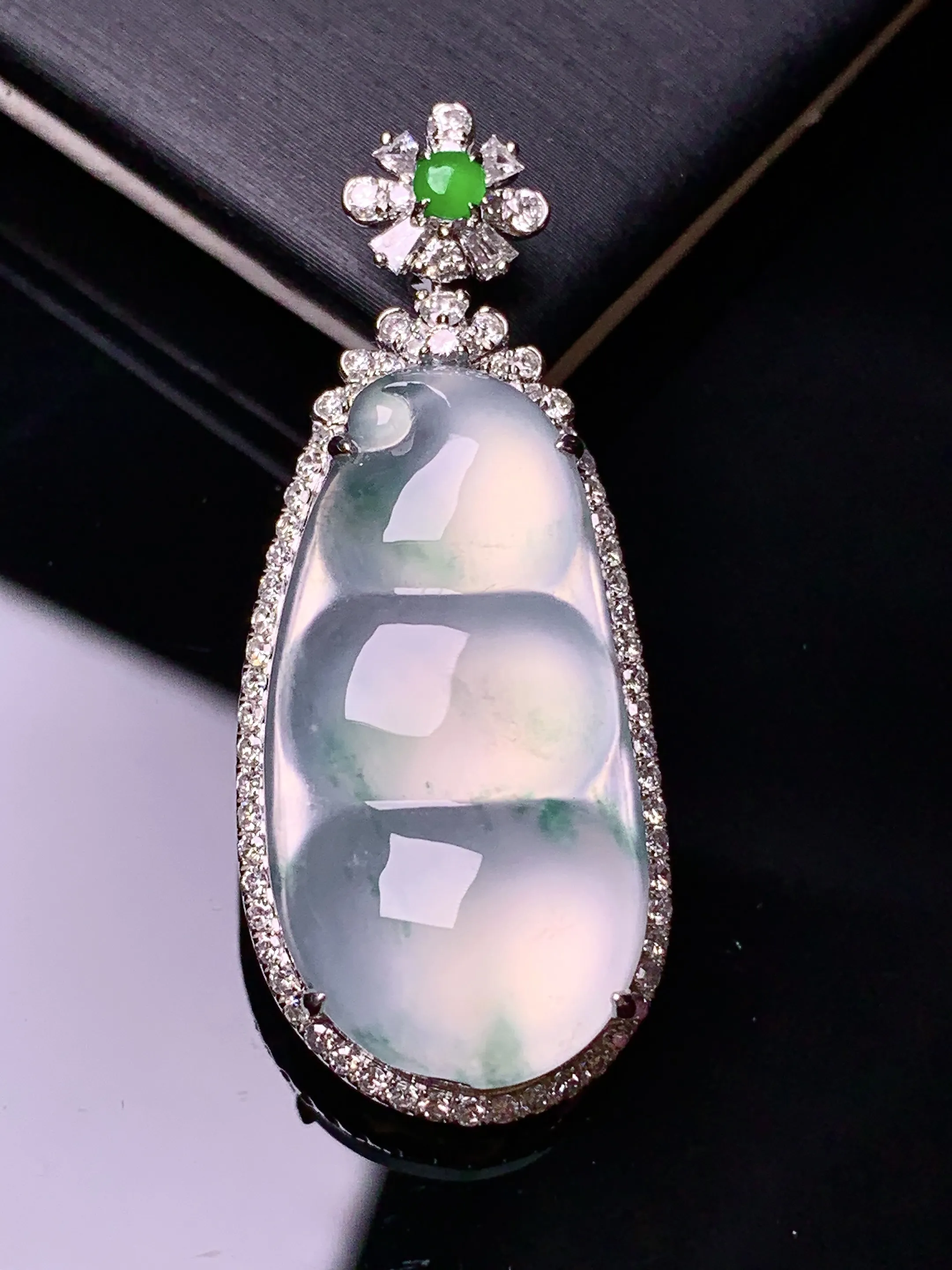 18k金钻镶嵌冰种四季豆吊坠 玉质细腻 色泽清新艳丽 整体尺寸38*15.7*10