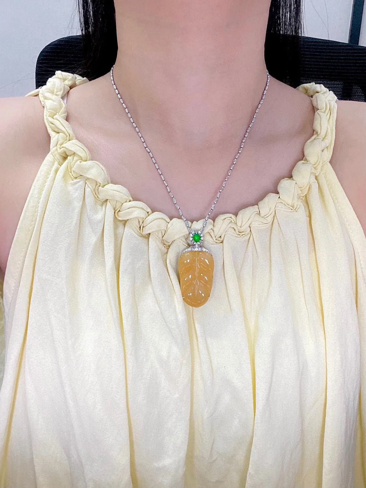 【冰种黄翡叶子】金枝玉叶，质地细腻，冰润透亮，光泽出众，18k金钻镶嵌，裸石尺寸35*21.4*4.3毫米