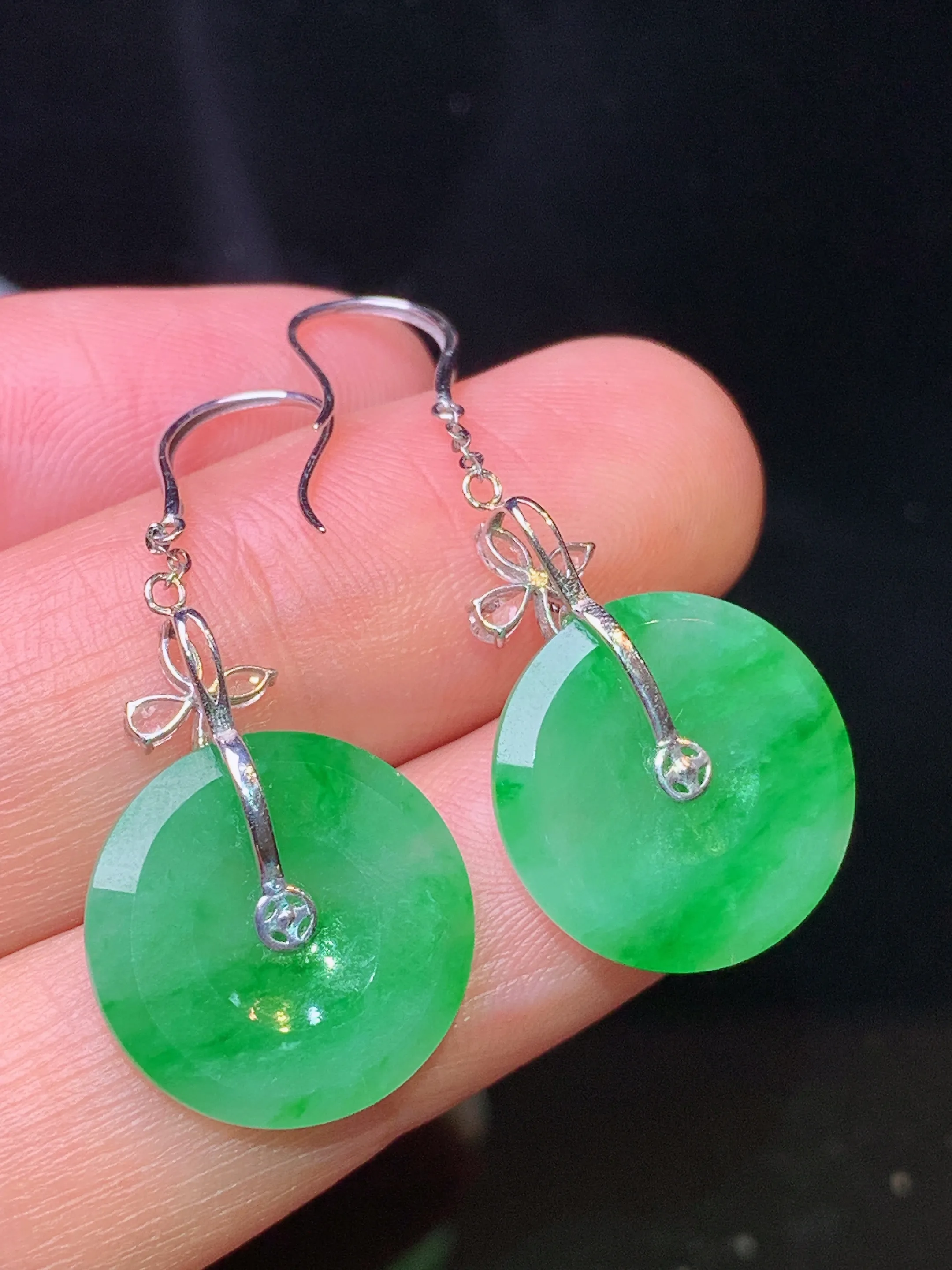 18k金钻镶嵌翠绿平安扣耳坠 玉质细腻 色泽清新艳丽 整体尺寸37*15*2.3