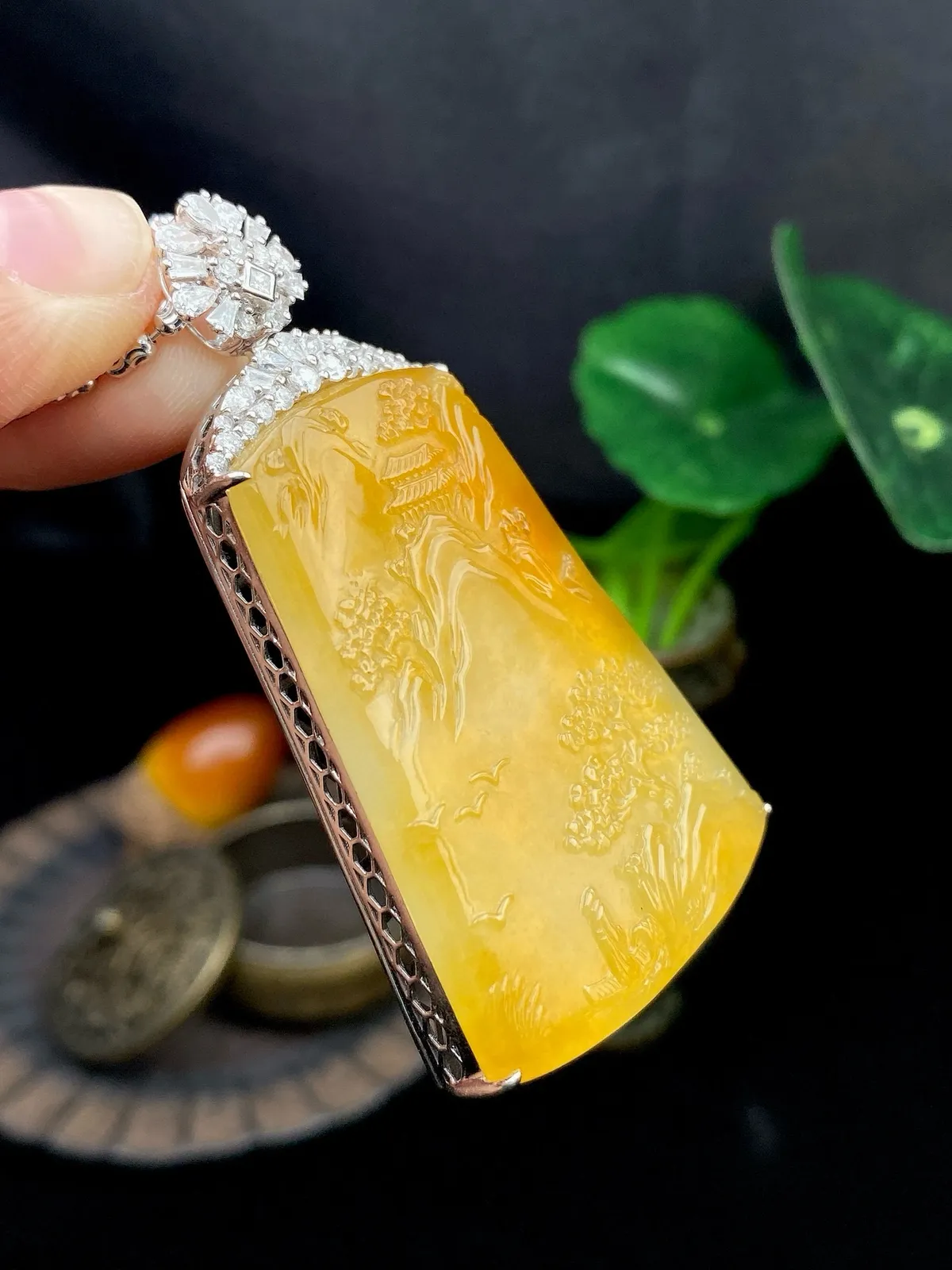 【冰种黄翡山水牌】雕刻很漂亮，细节到位，种水色泽都很不错，经典作品，推荐佩戴。18k金钻镶嵌，裸石尺