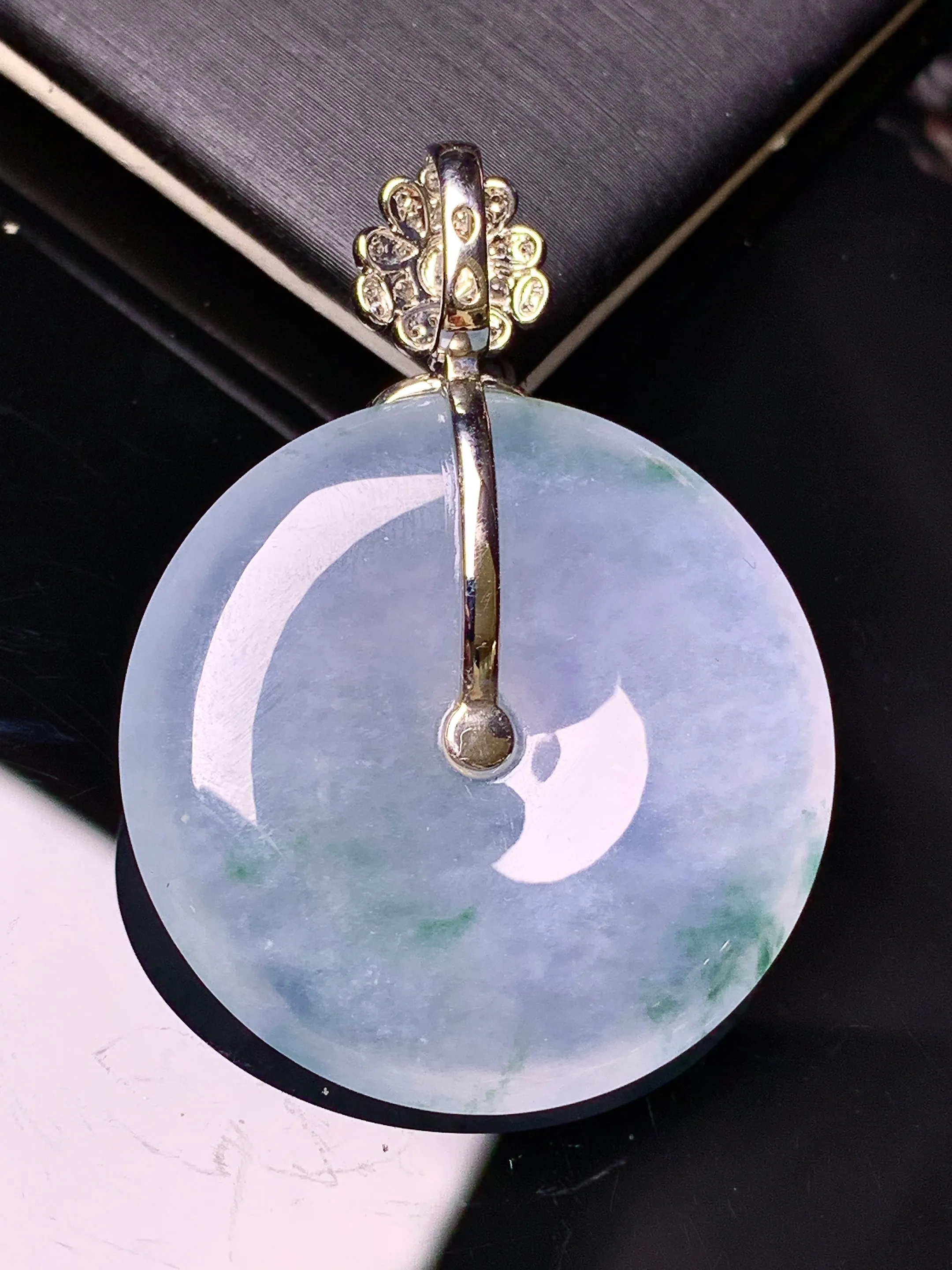 18k金钻镶嵌冰种平安扣吊坠 玉质细腻 色泽清新艳丽 整体尺寸40*29.3*5.2