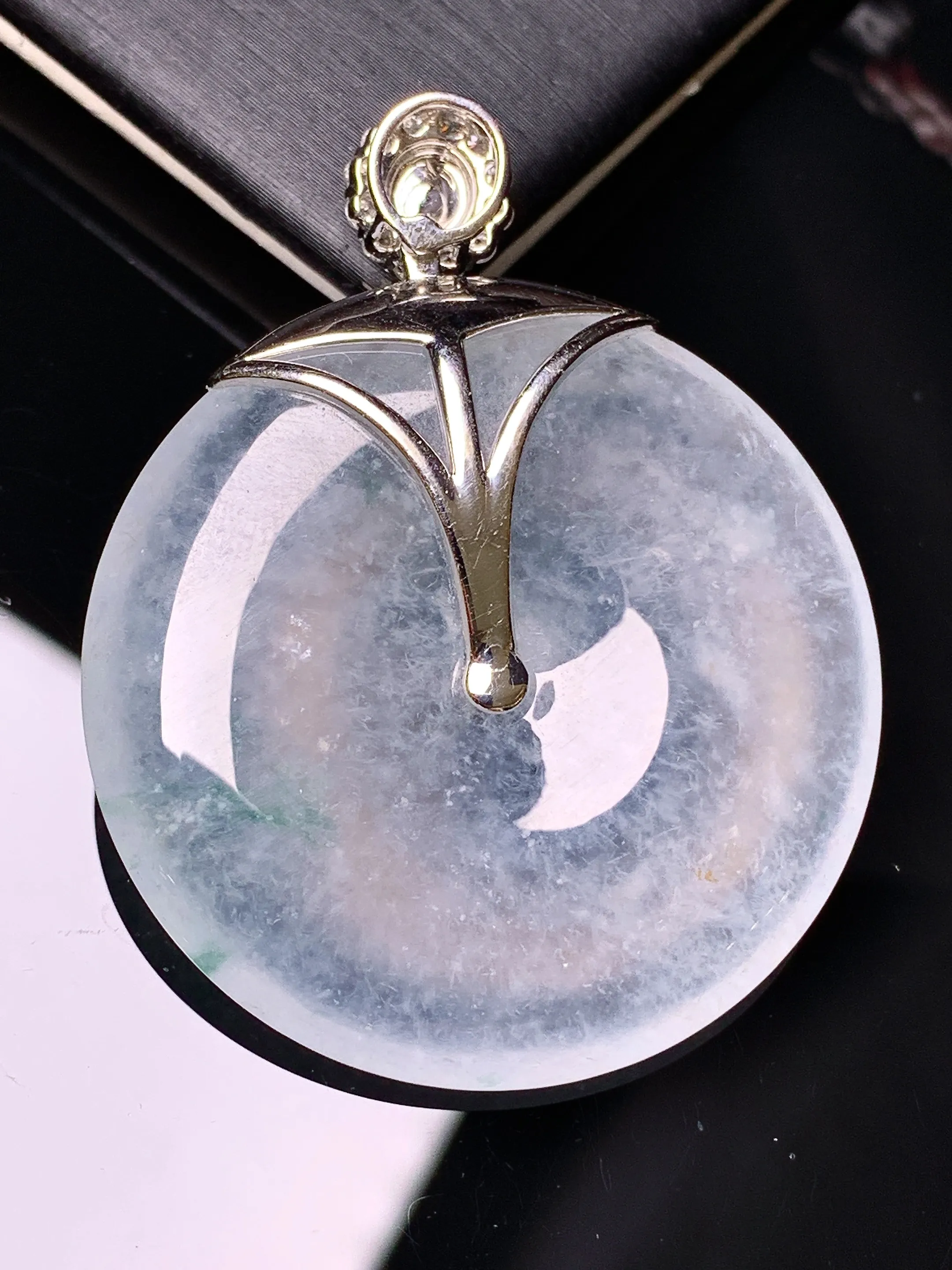 18k金钻镶嵌冰种平安扣吊坠 玉质细腻 色泽清新艳丽 整体尺寸45.2*36*6