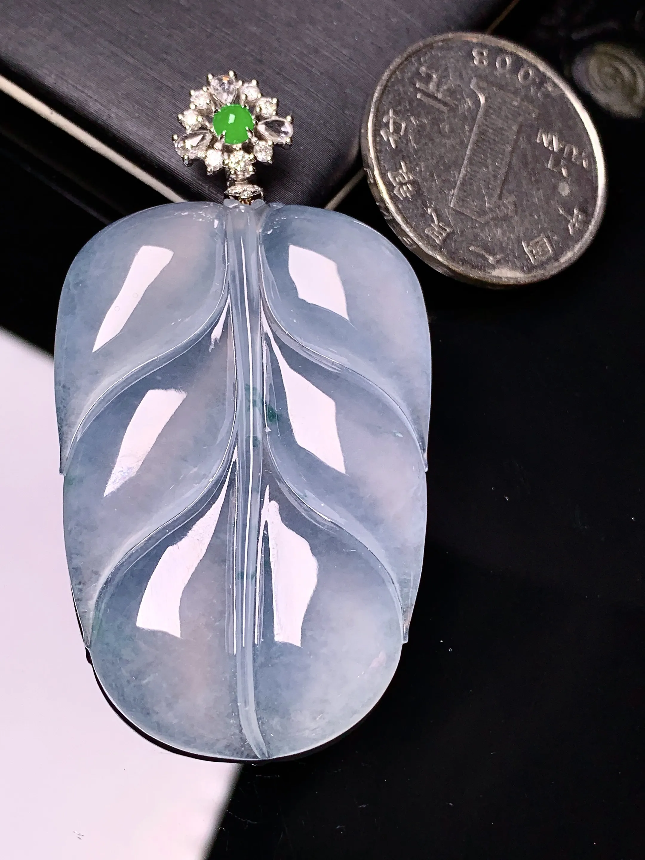 18k金钻镶嵌冰种树叶吊坠 玉质细腻 色泽清新艳丽 整体尺寸57.2*31.3*5.2