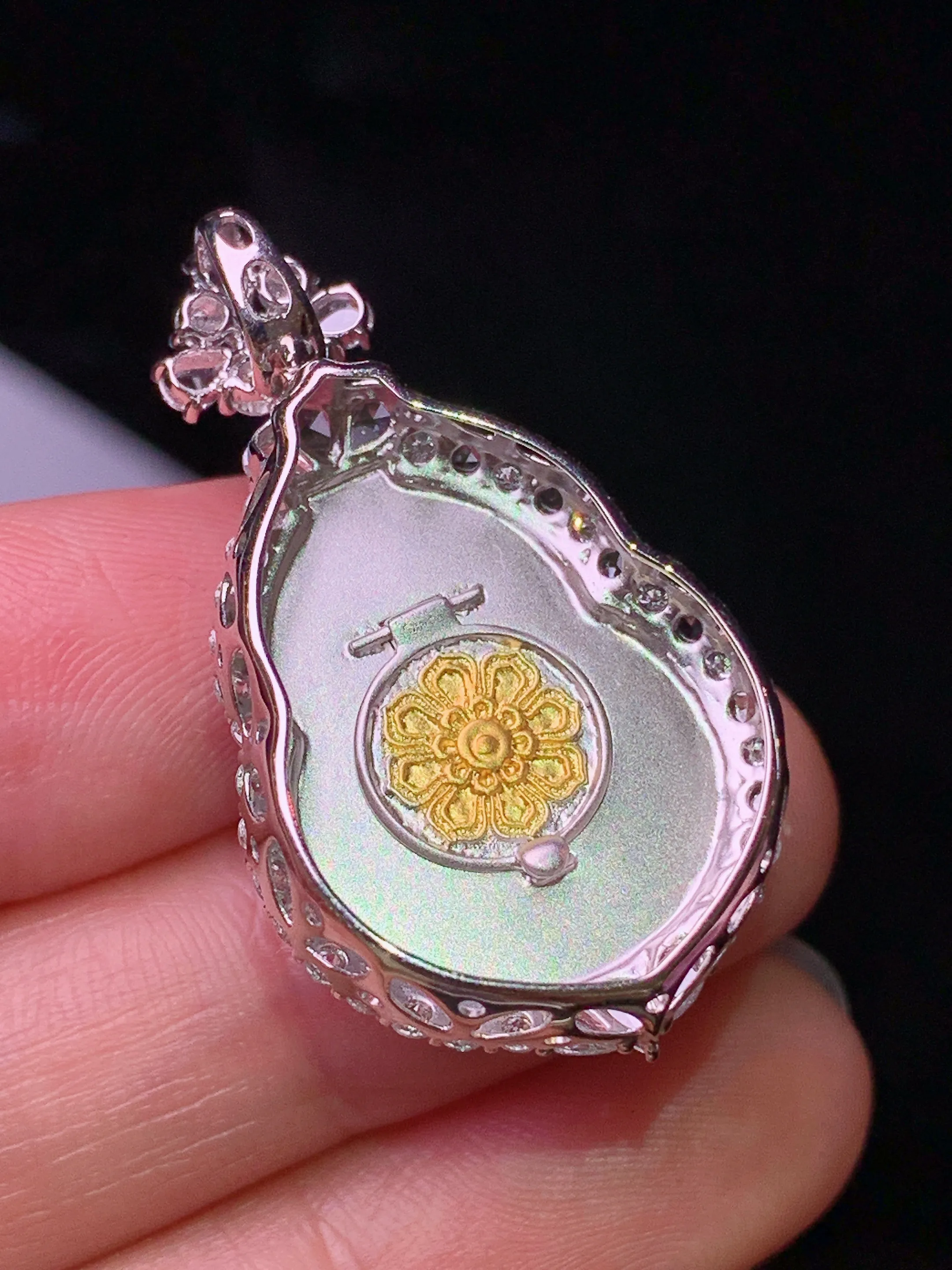 18k金钻镶嵌满绿葫芦吊坠 玉质细腻 色泽清新艳丽 整体尺寸35.2*19.7*13.5