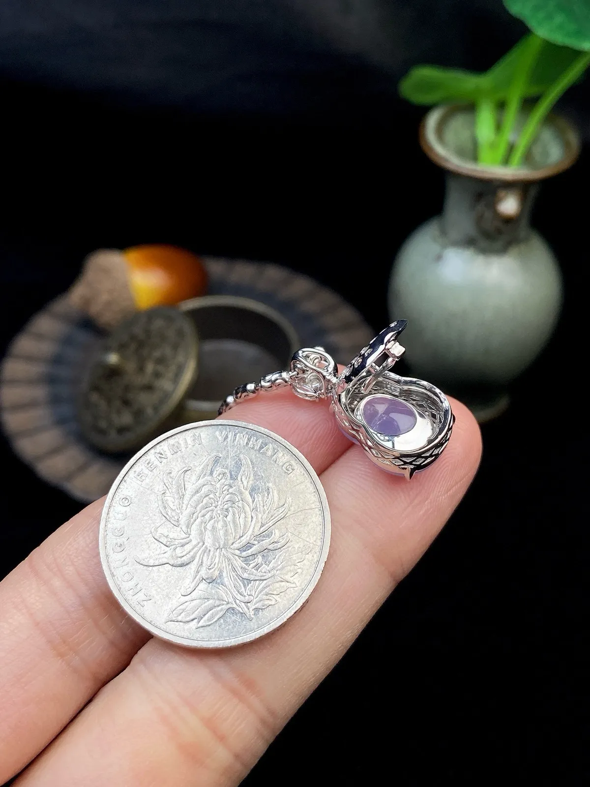 【冰种紫葫芦吊坠】质地细腻，冰透纯净，唯美漂亮，珍藏品质，18K金钻镶嵌，裸石尺寸14.3*11.1*4.4毫米，佩戴很漂亮。