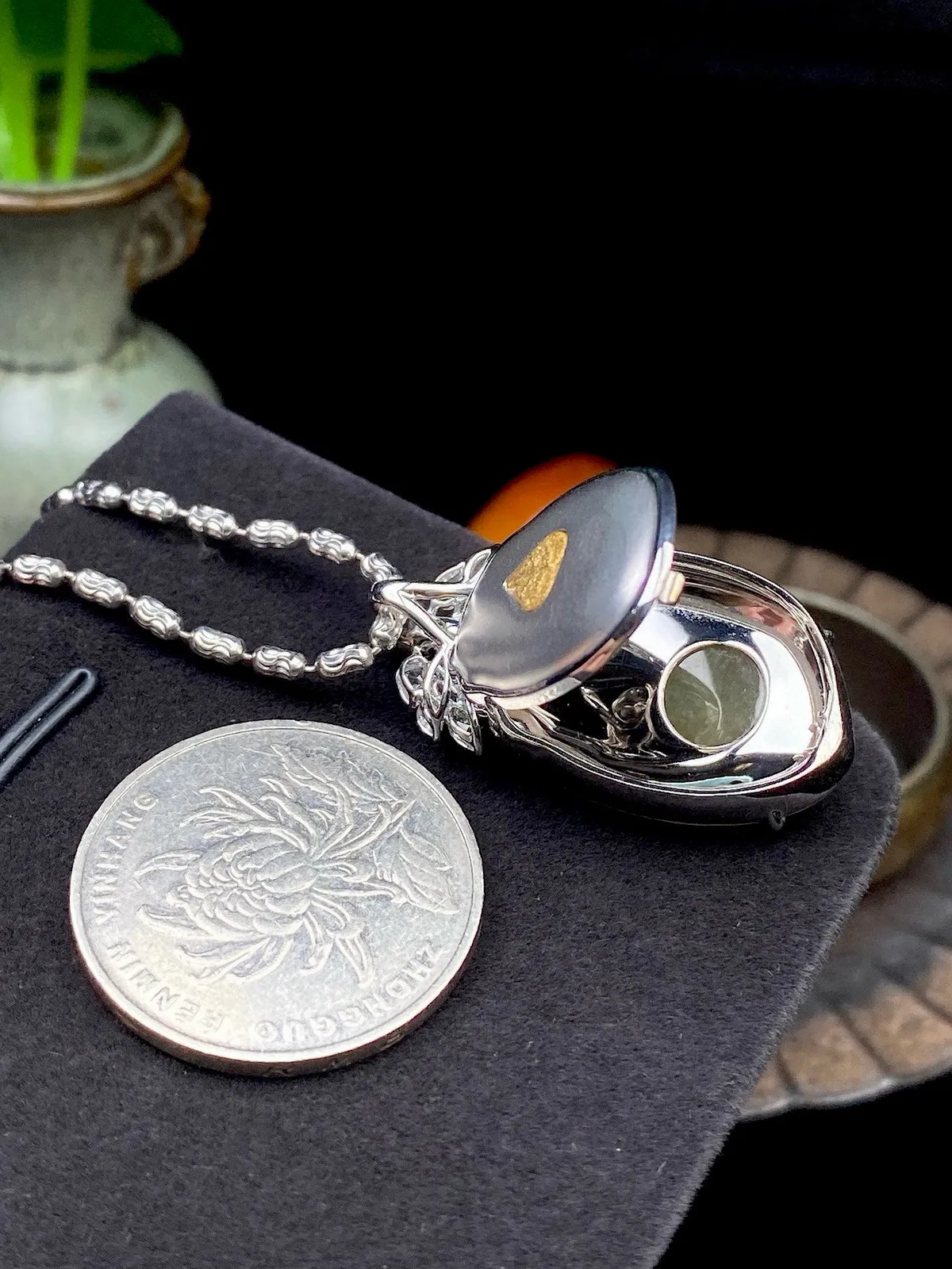 【冰种黄加绿桃子吊坠】质地细腻，冰润透亮，光泽出众，冰感十足，18k金古法镶嵌，裸石尺寸26.2*17.1*6.4毫米