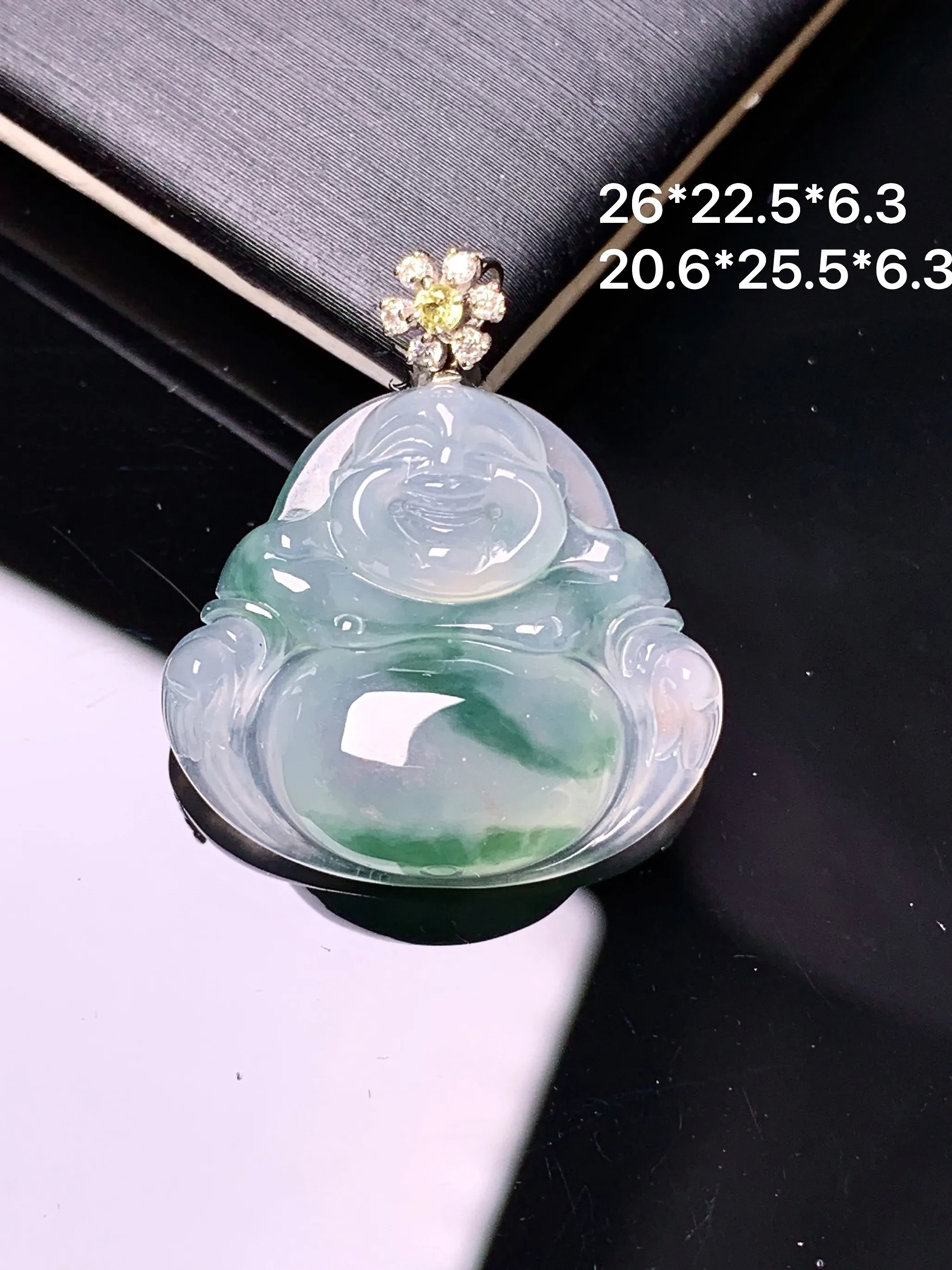 18k金钻镶嵌冰种飘绿佛公吊坠 玉质细腻 色泽清新艳丽 整体尺寸26*22.5*6.3