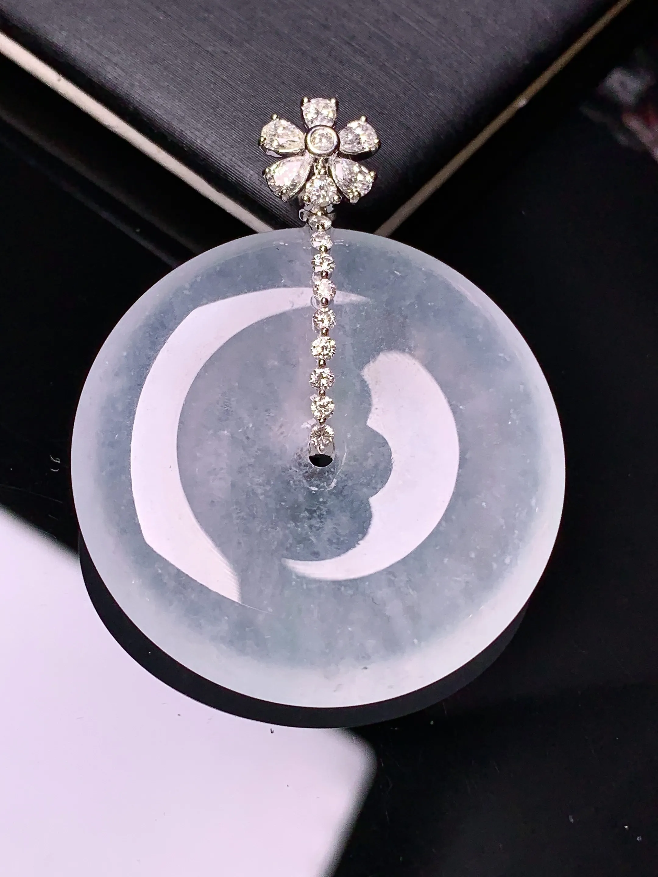 18k金钻镶嵌冰种平安扣吊坠 玉质细腻 色泽清新艳丽 整体尺寸40*31.5*6