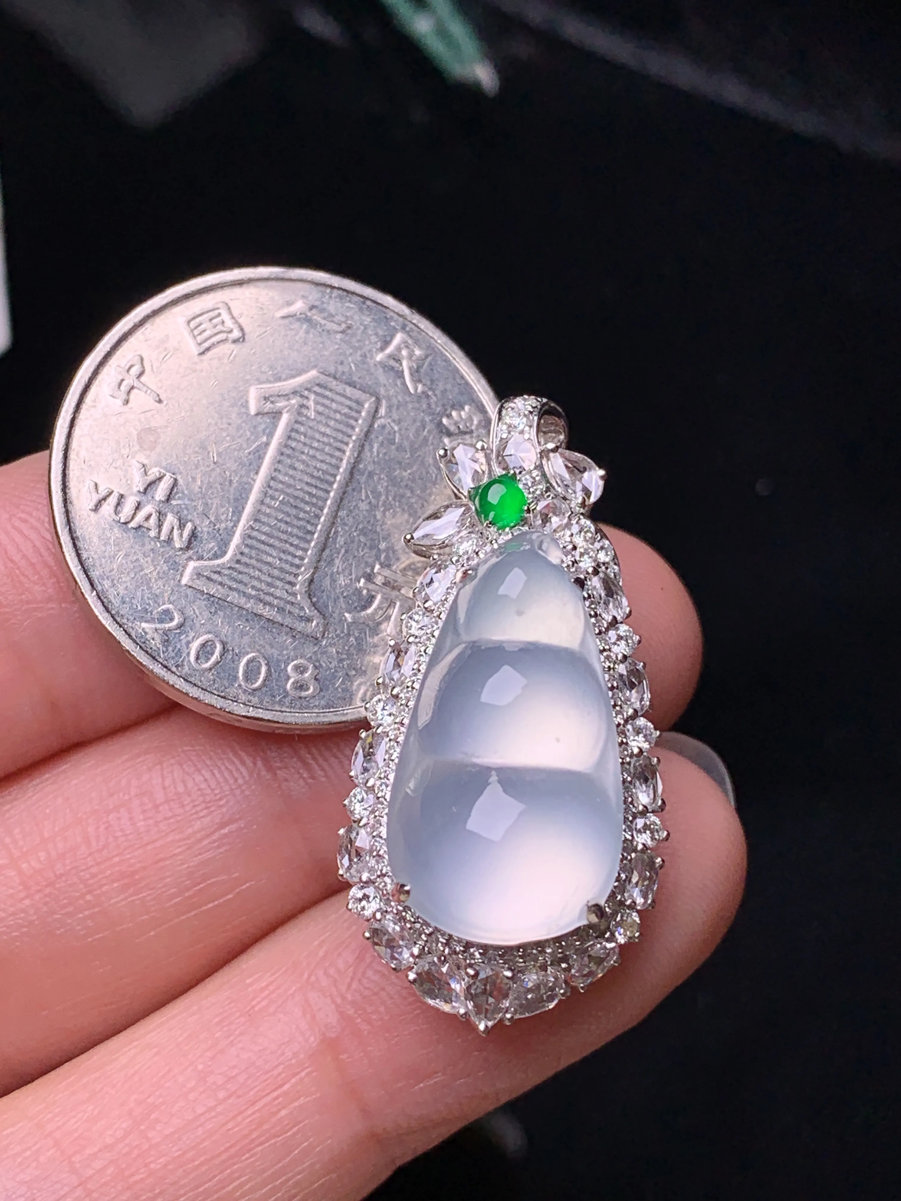 18k金钻镶嵌冰种四季豆吊坠 玉质细腻 色泽清新艳丽 整体尺寸31.8*16*12.6