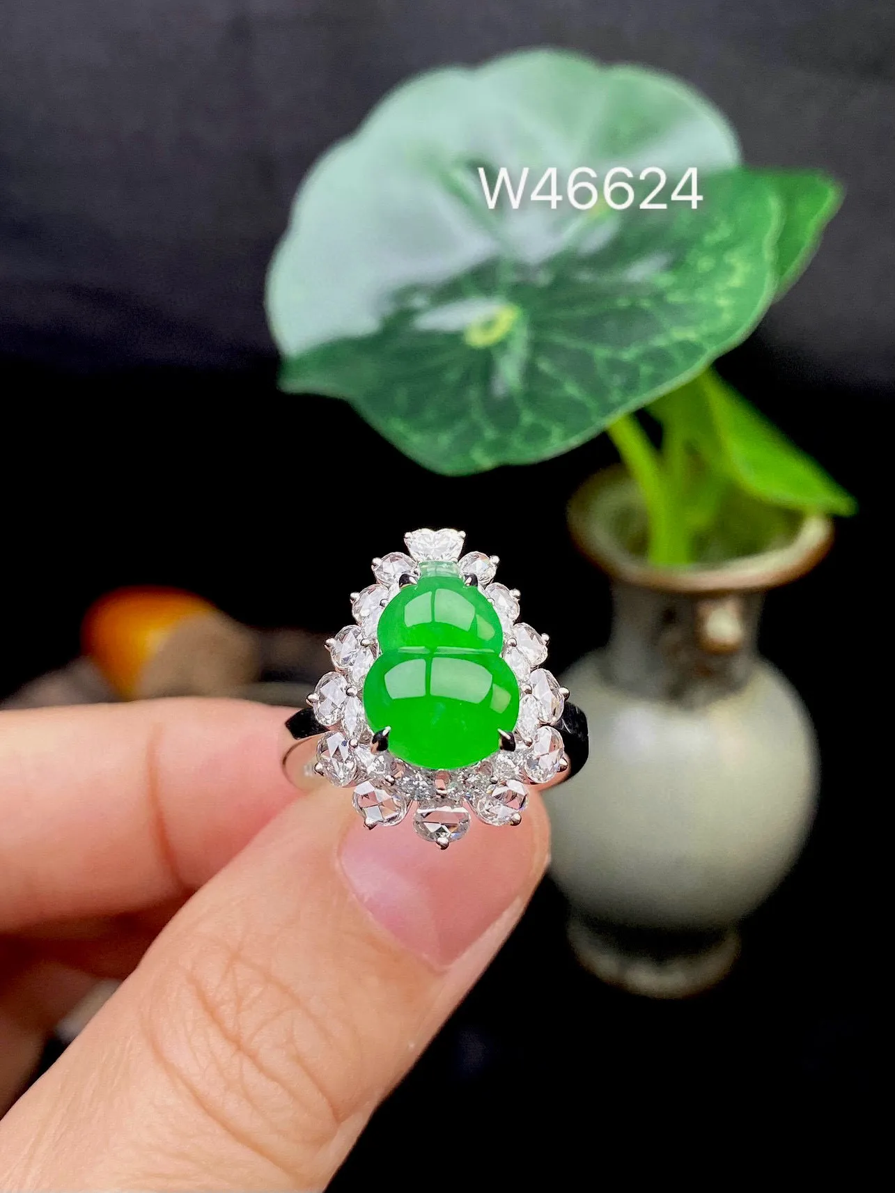 【冰种满绿葫芦戒指】质地细腻，冰润起光，胶感强烈，冰感明显，18K金钻精美镶嵌，裸石尺寸11.8*8