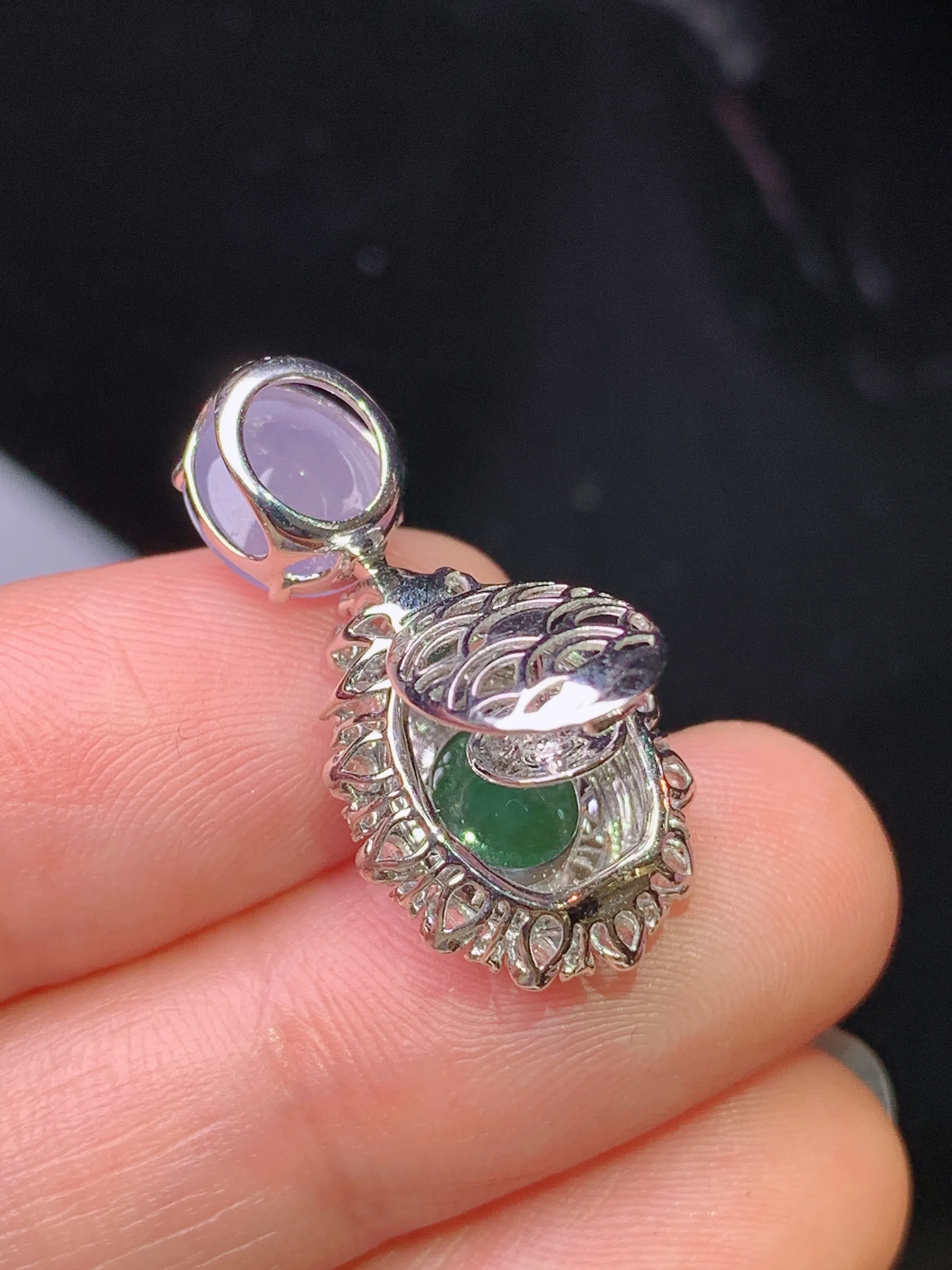 18k金钻镶嵌满绿蛋面吊坠 玉质细腻 色泽清新艳丽 整体尺寸25.8*13*9