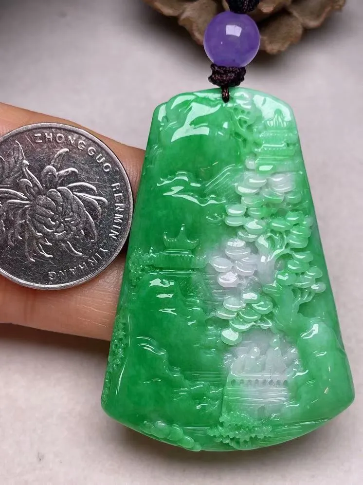 冰糯种辣绿【前程锦绣】吊坠，种水好，玉质细腻 ，卖相好.