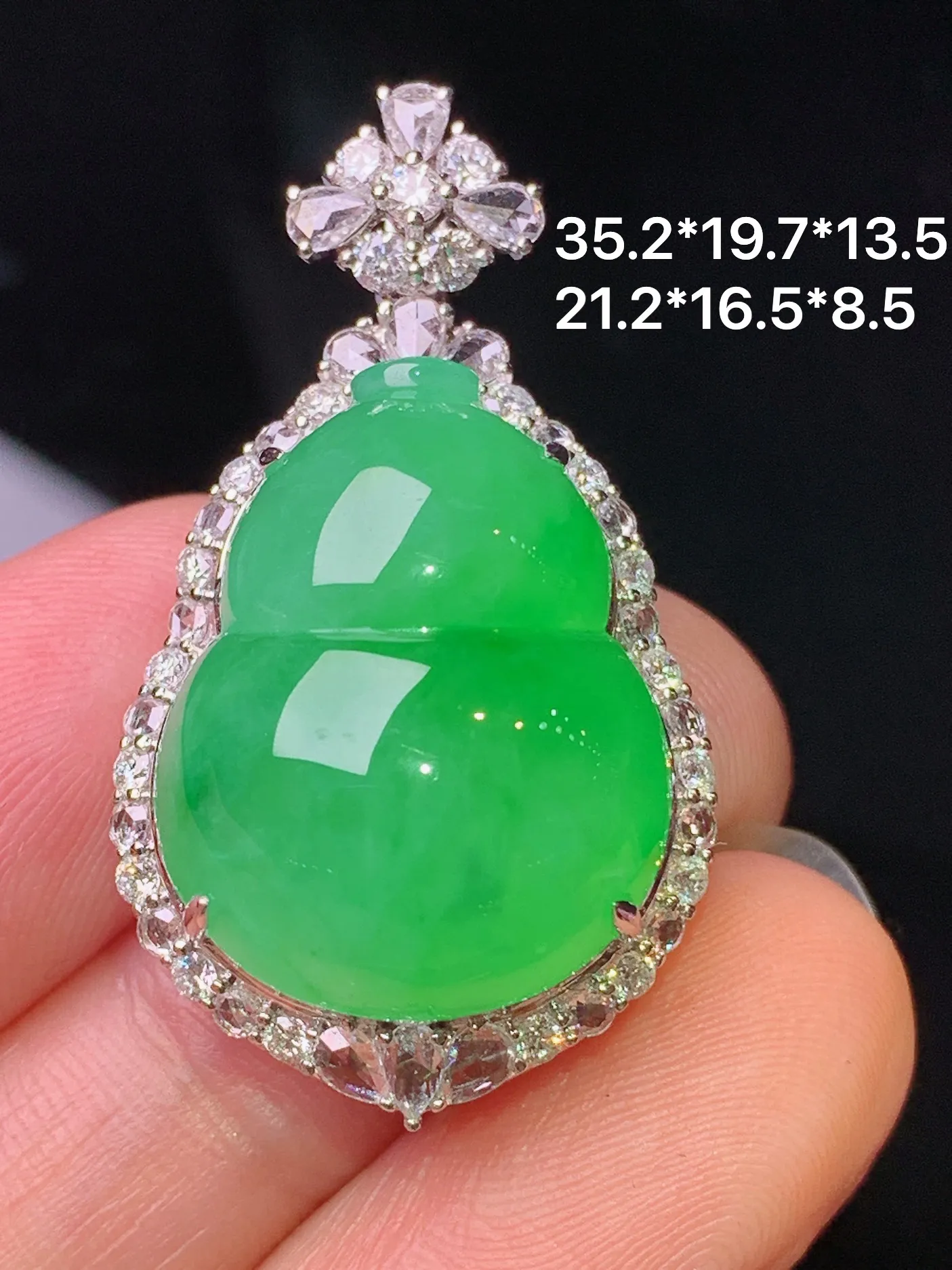 18k金钻镶嵌满绿葫芦吊坠 玉质细腻 色泽清新艳丽 整体尺寸35.2*19.7*13.5