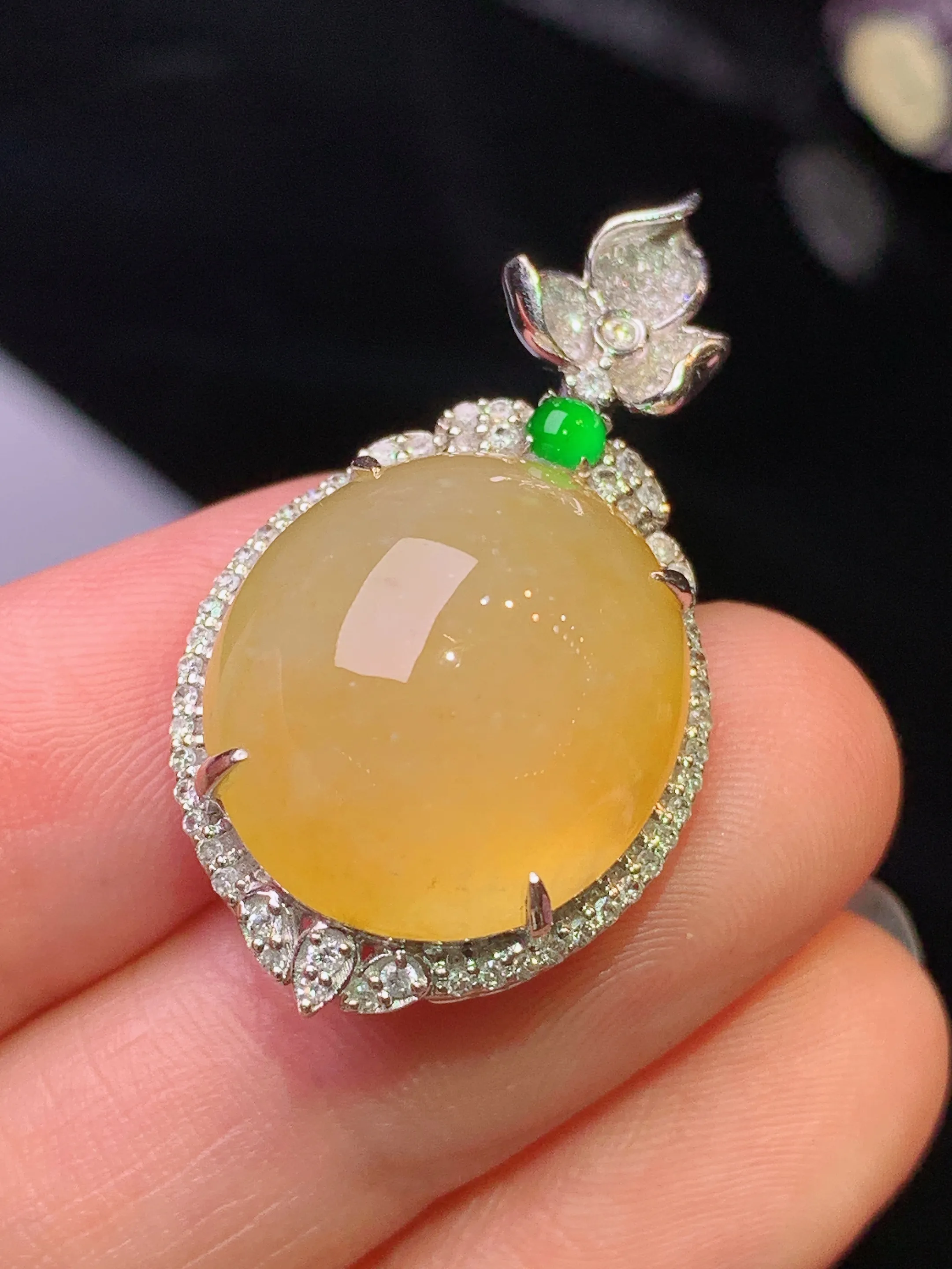 18k金钻镶嵌黄翡蛋面吊坠 玉质细腻 色泽清新艳丽 整体尺寸32.3*18.2*12