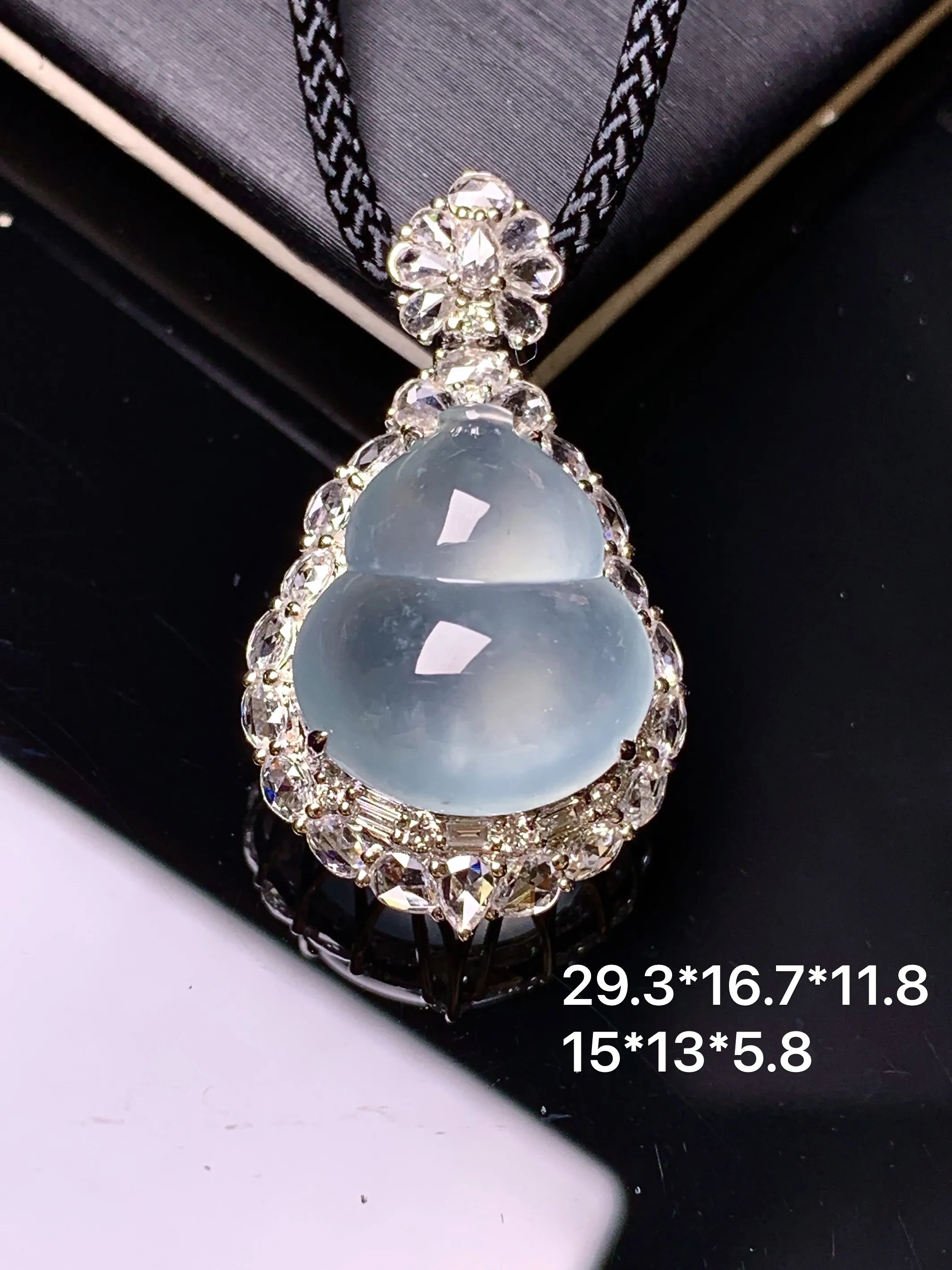 18k金钻镶嵌冰种葫芦吊坠 玉质细腻 色泽清新艳丽 整体尺寸29.3*16.7*11.8