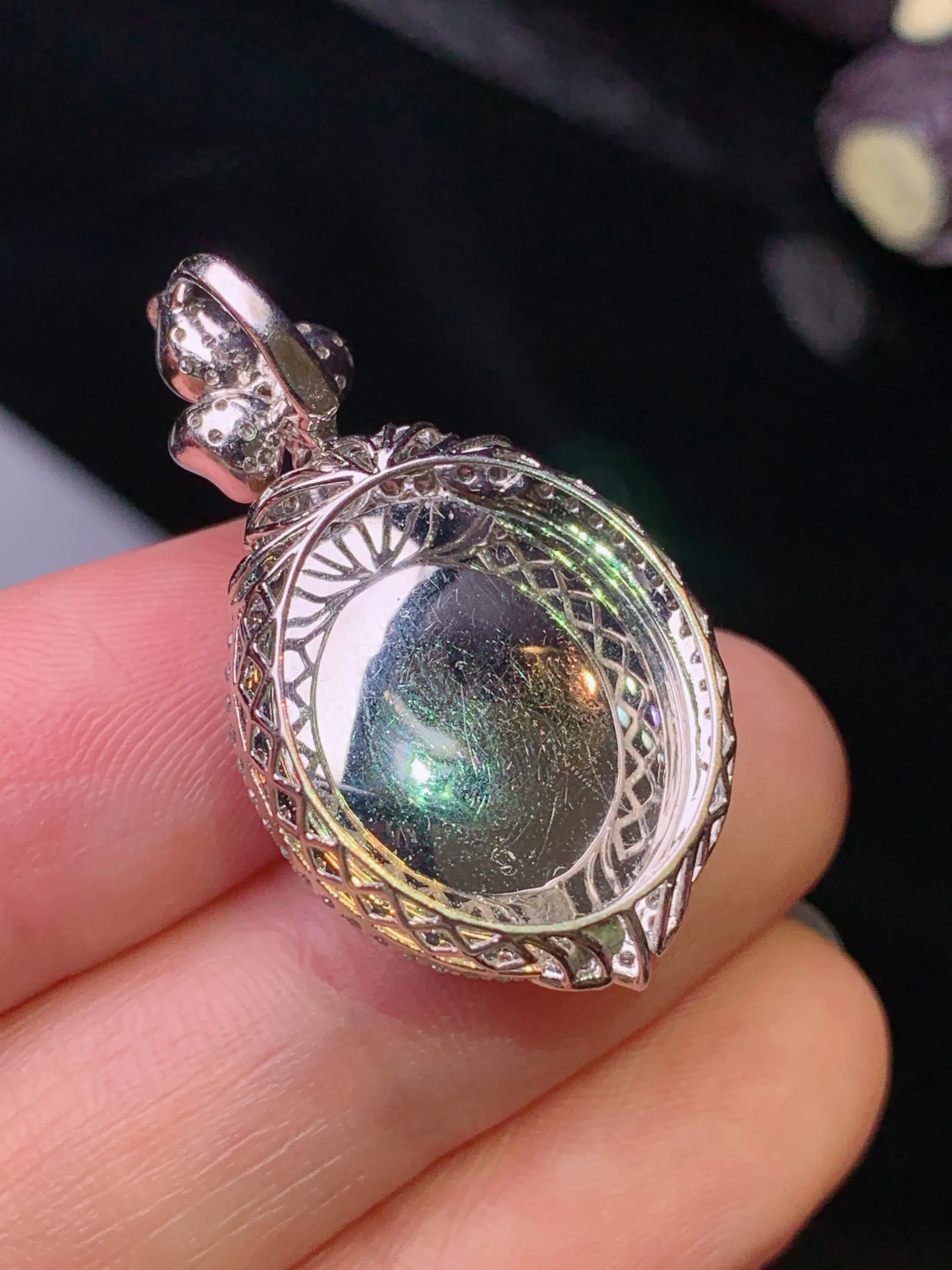 18k金钻镶嵌黄翡蛋面吊坠 玉质细腻 色泽清新艳丽 整体尺寸32.3*18.2*12