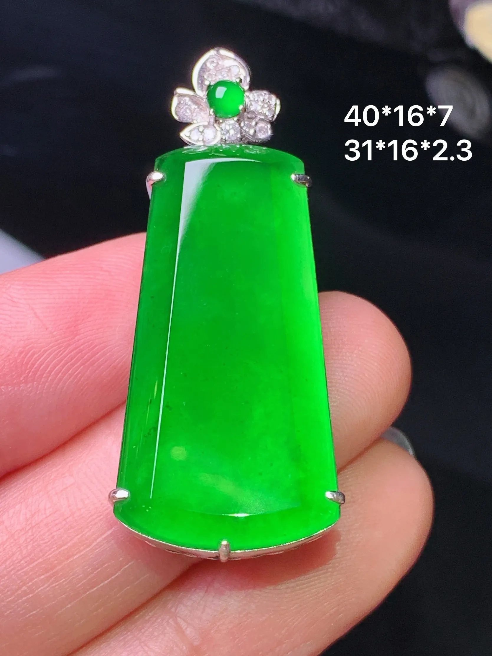 18k金钻镶嵌满绿无事牌吊坠 玉质细腻 色泽清新艳丽 整体尺寸40*16*7