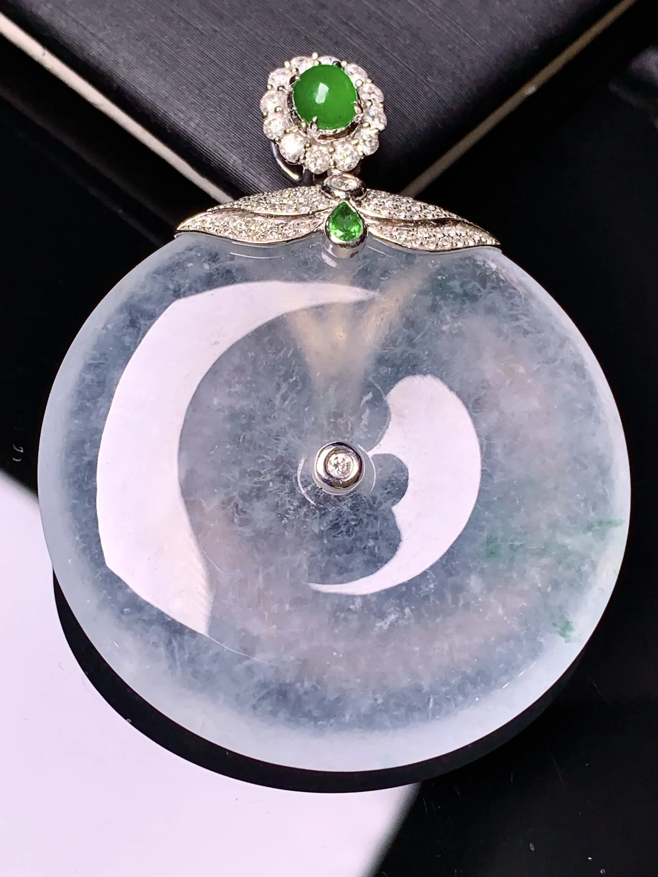 18k金钻镶嵌冰种平安扣吊坠 玉质细腻 色泽清新艳丽 整体尺寸45.2*36*6