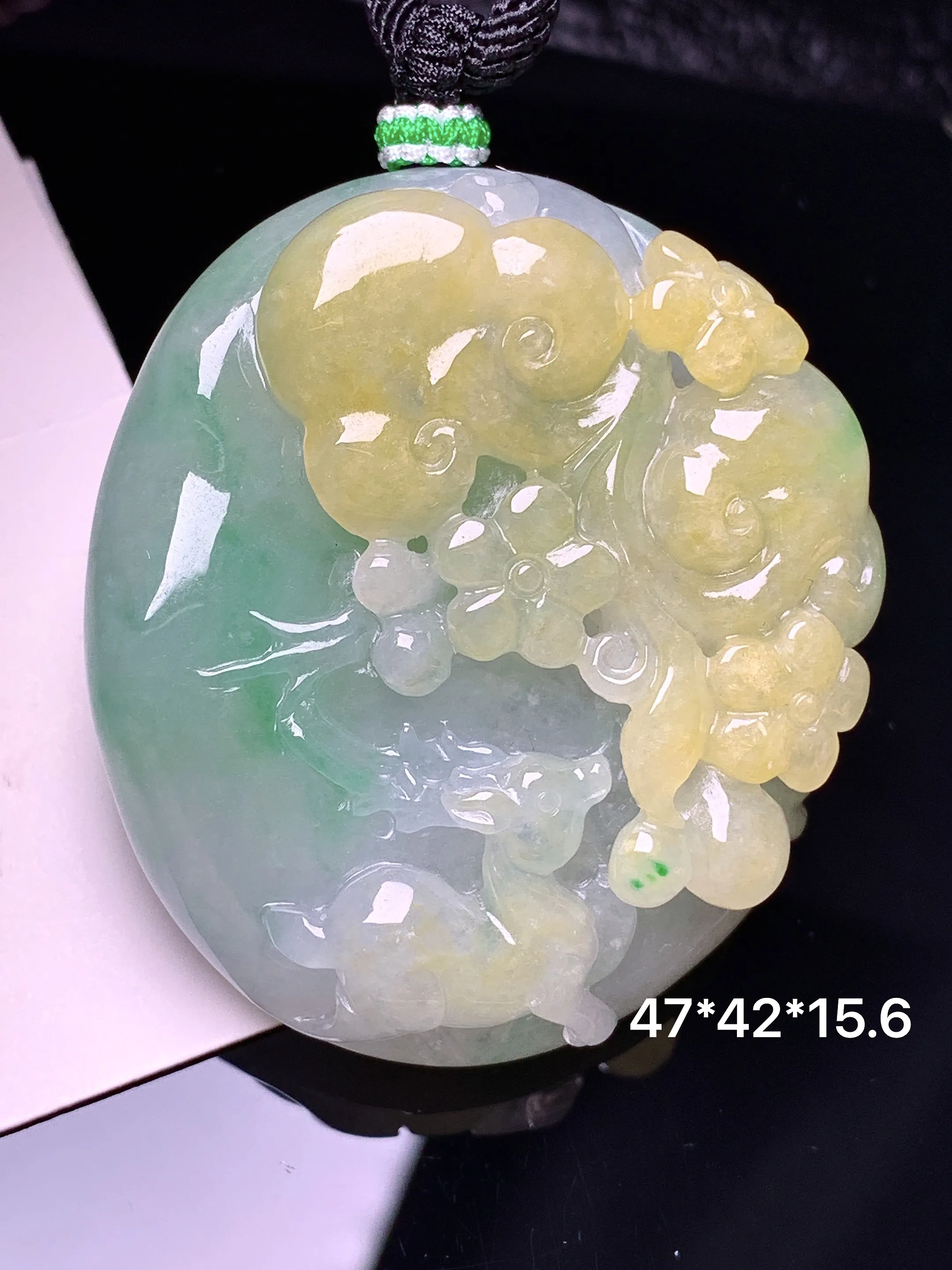 飘黄绿翡梅花鹿吊坠 玉质细腻 色泽清新艳丽 整体尺寸47*42*15.6