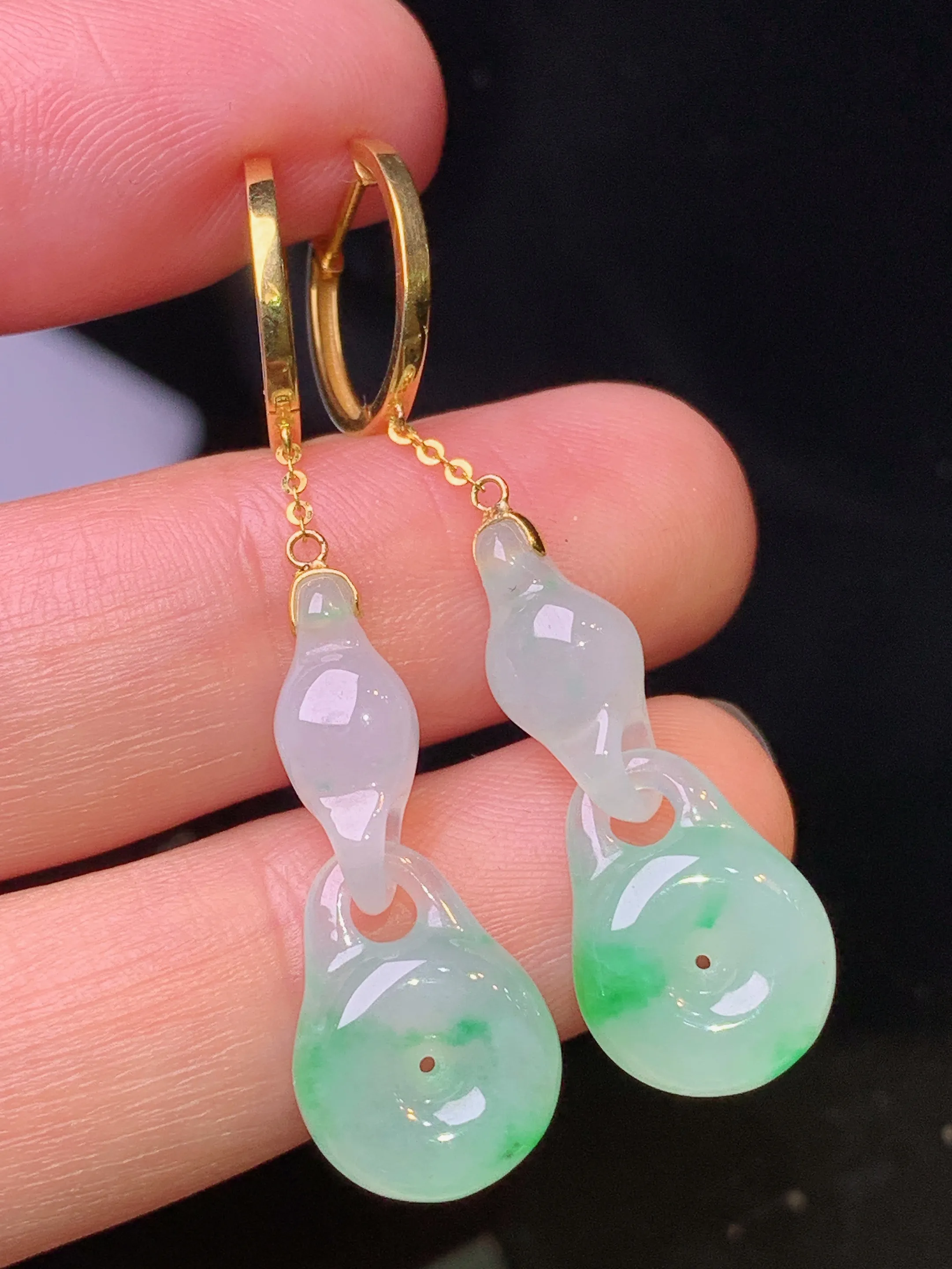 18k金镶嵌飘绿同心锁平安扣耳坠 玉质细腻 色泽清新艳丽 整体尺寸45*10.6*5.3