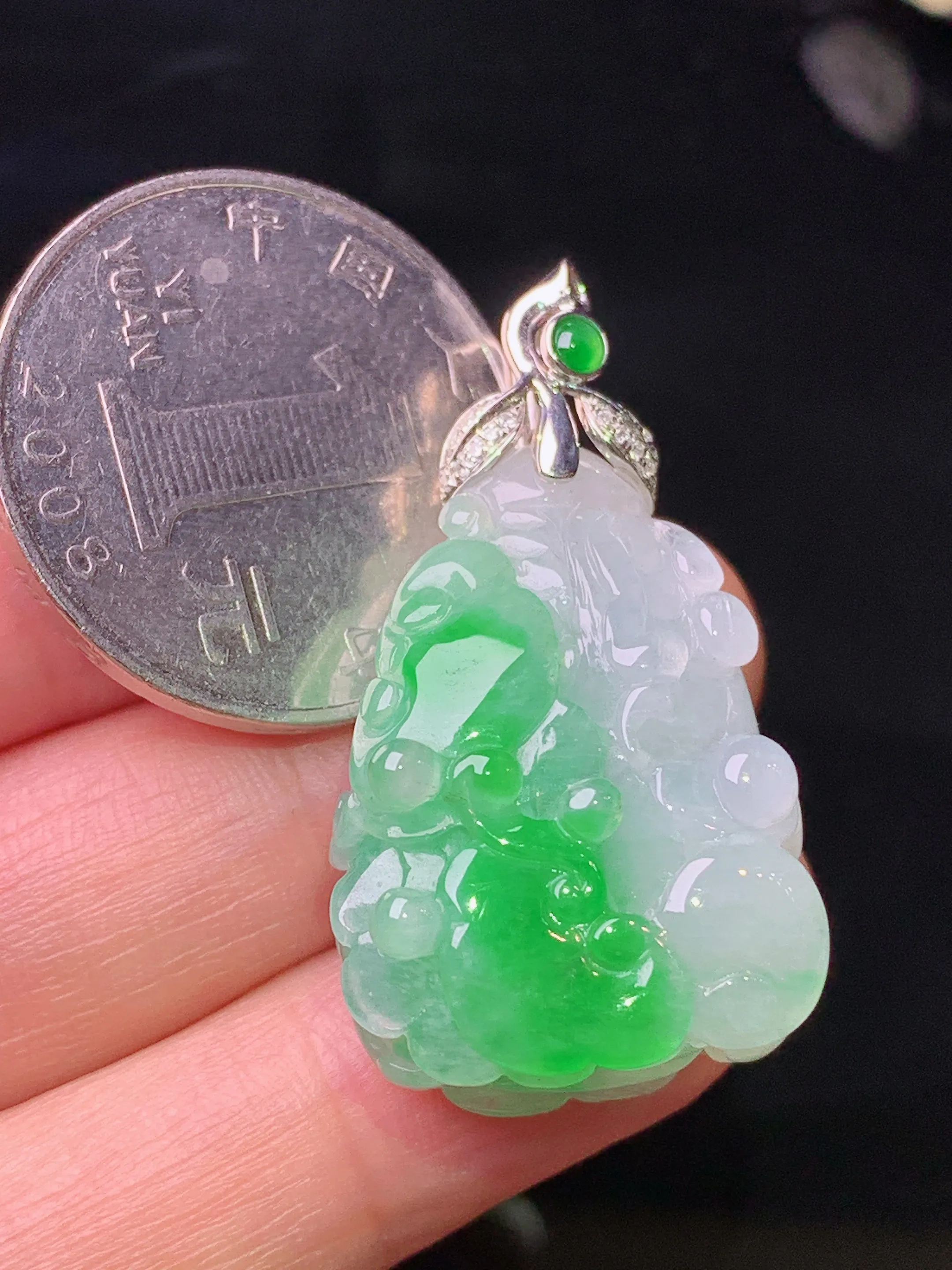 18k金钻镶嵌飘绿白菜吊坠 玉质细腻 色泽清新艳丽 整体尺寸36*19.5*12