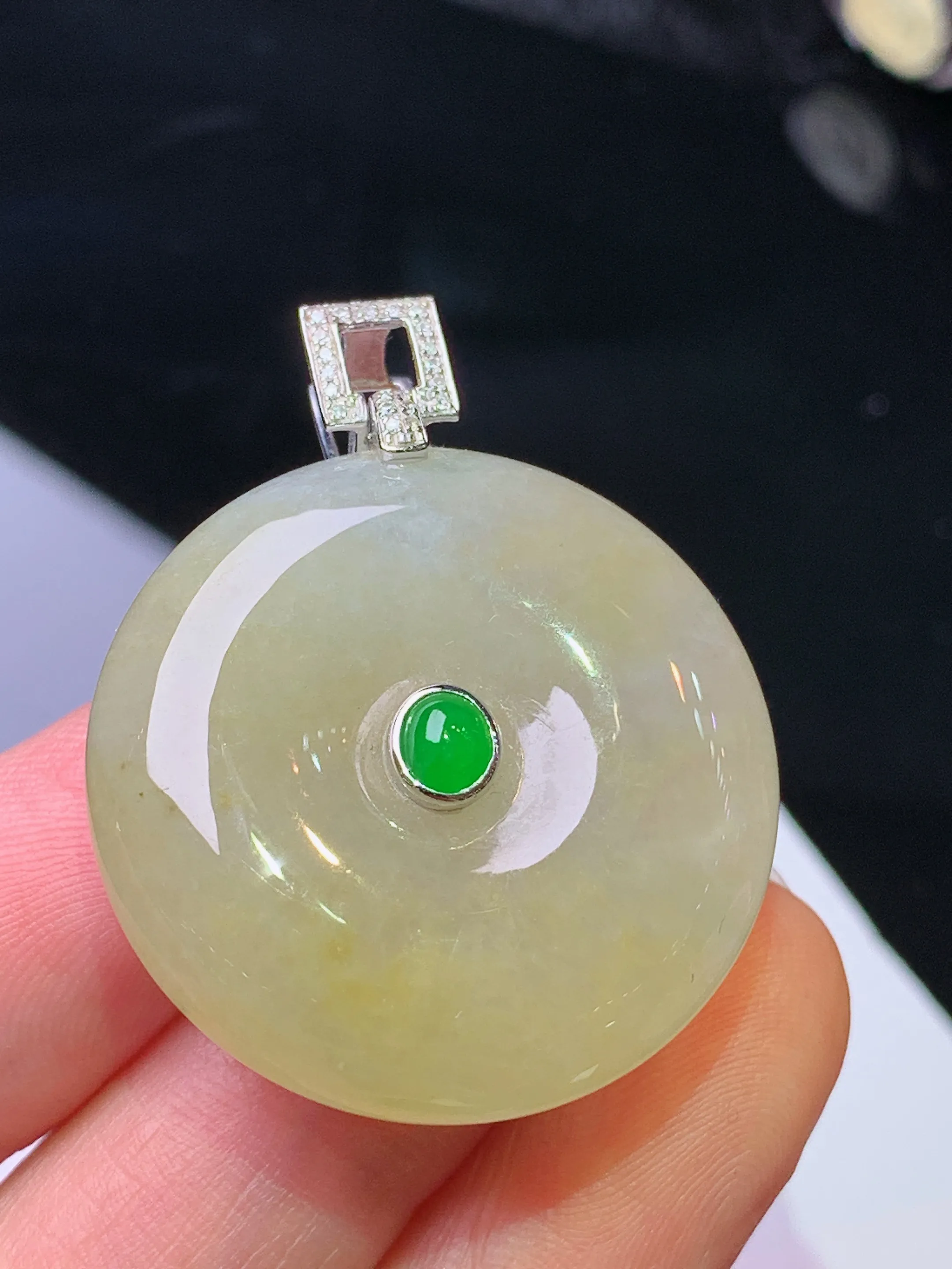 18k金钻镶嵌黄翡平安扣吊坠 玉质细腻 色泽清新艳丽 整体尺寸24.8*28.3*9.5