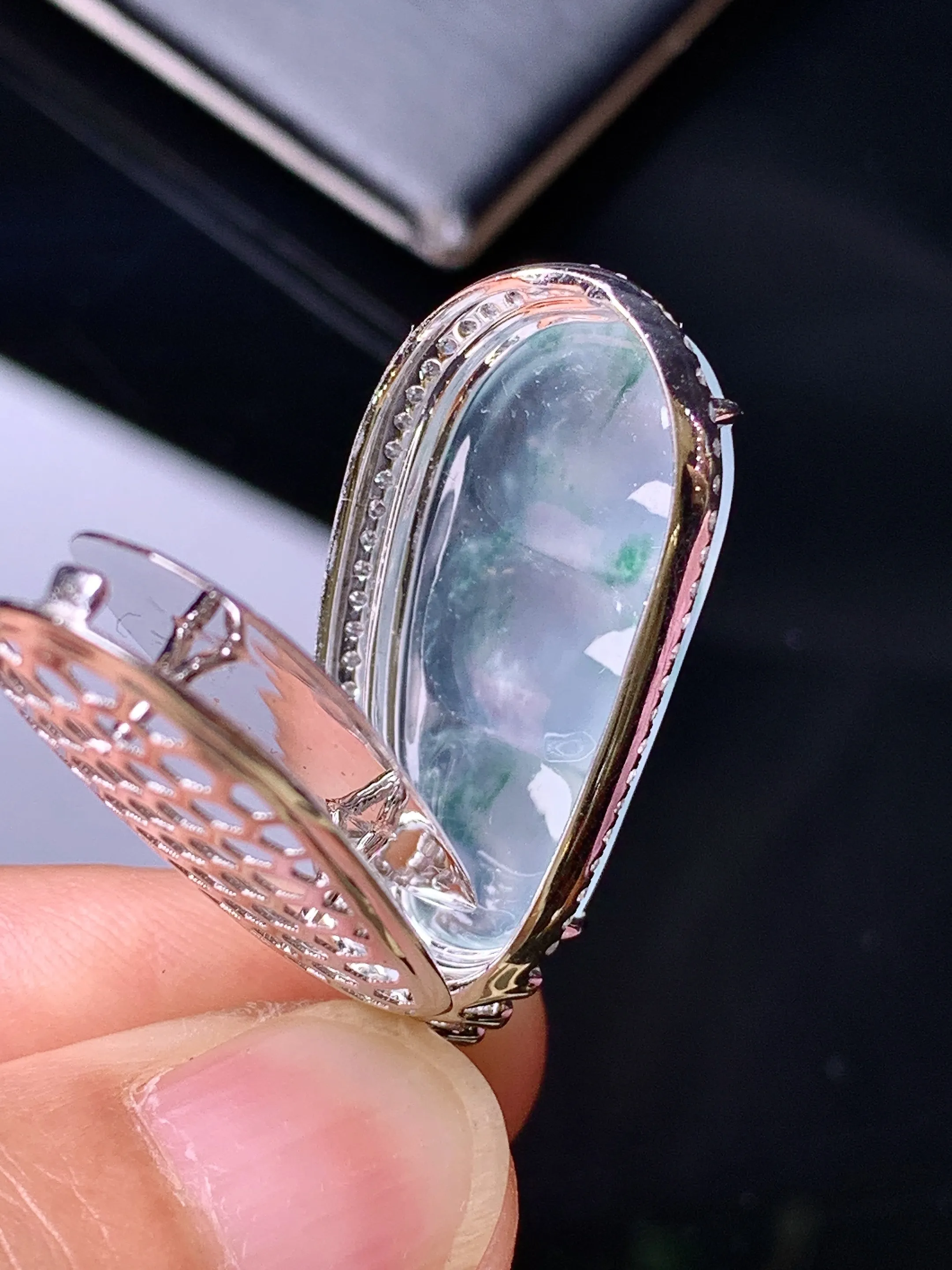 18k金钻镶嵌冰种四季豆吊坠 玉质细腻 色泽清新艳丽 整体尺寸38*15.7*10