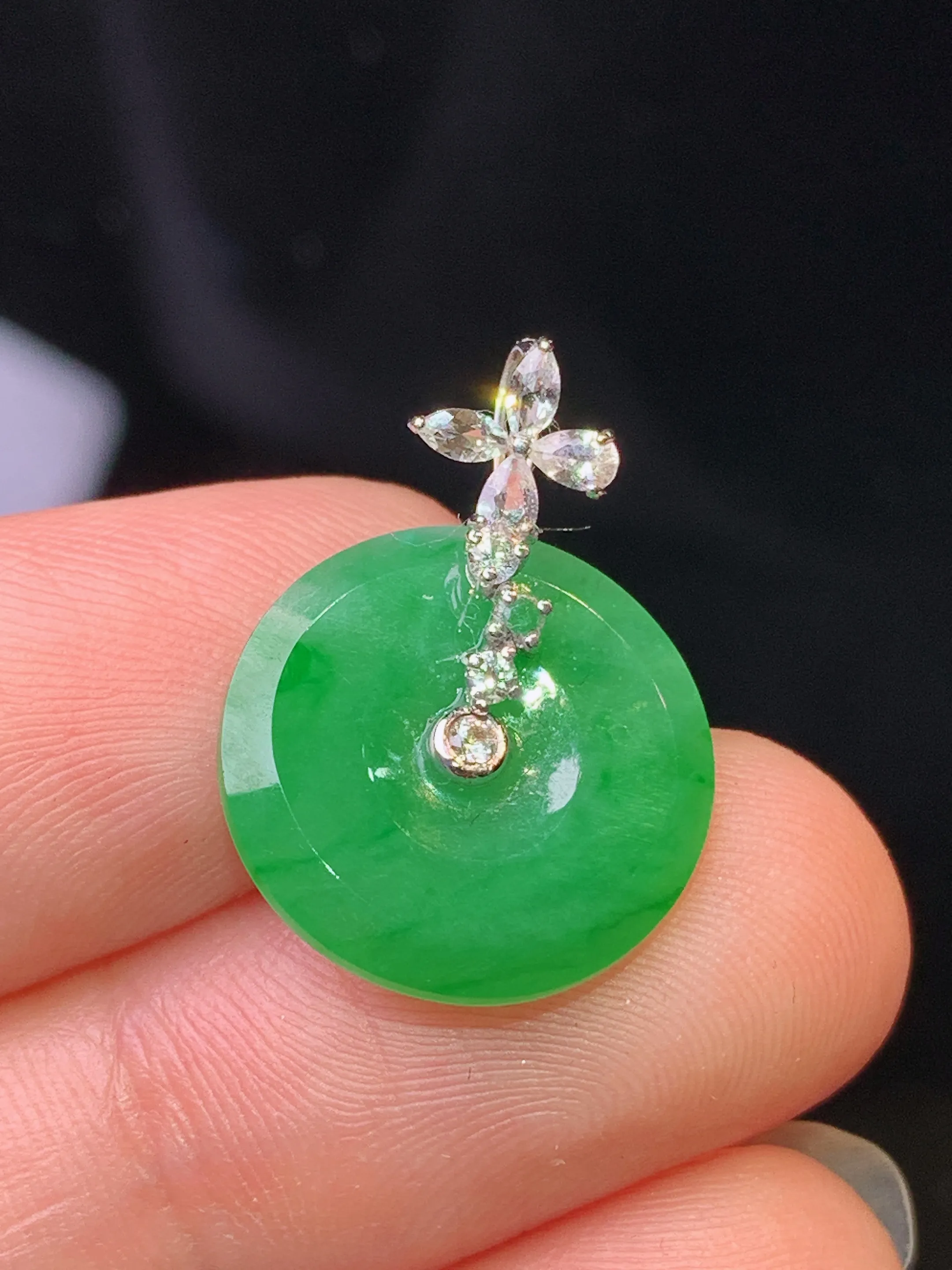 18k金钻镶嵌满绿平安扣吊坠 玉质细腻 色泽清新艳丽 整体尺寸20.5*15*2.5