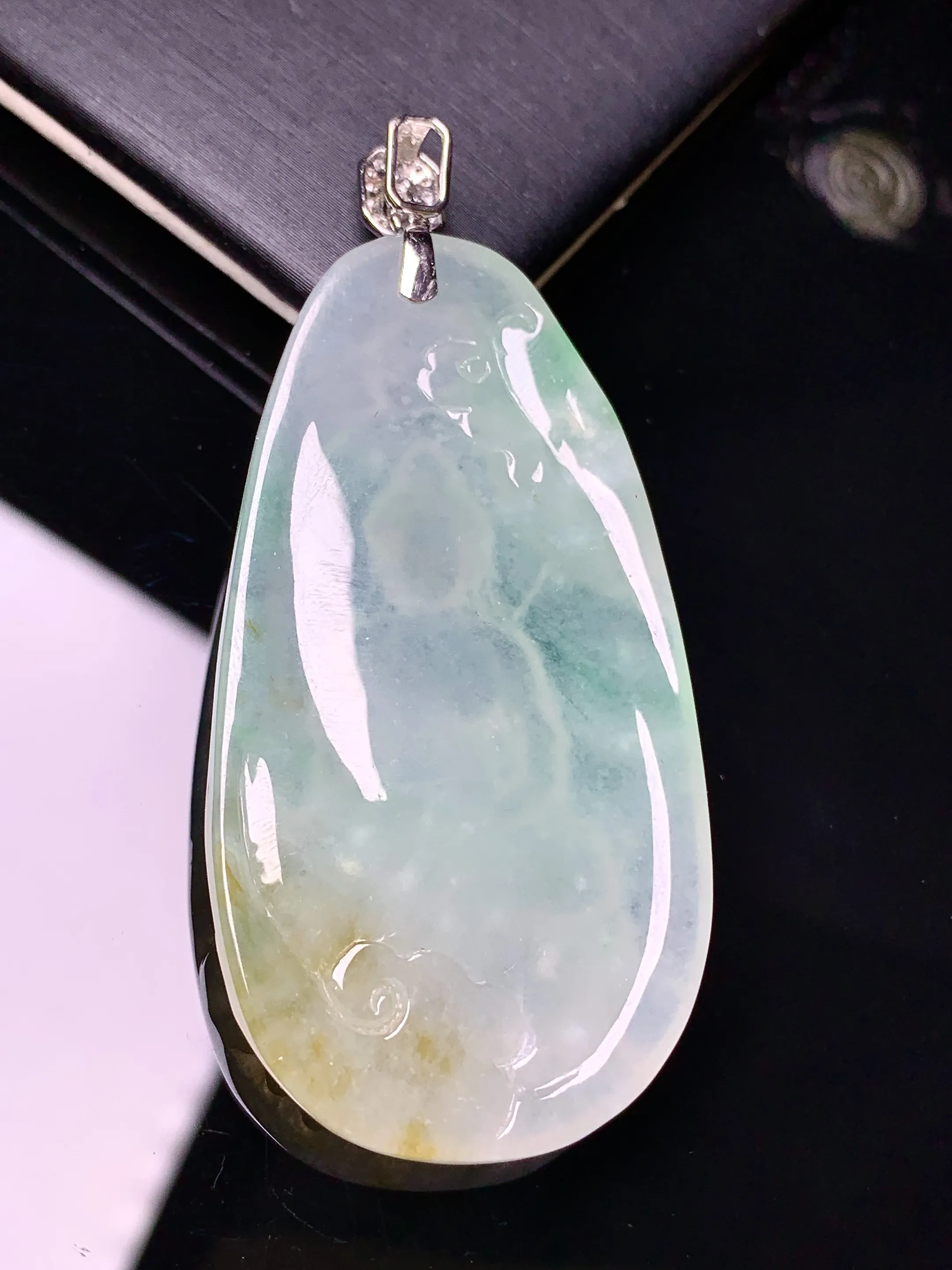 18k金钻镶嵌飘花观音吊坠 玉质细腻 色泽清新艳丽 整体尺寸58.2*27.5*5.3