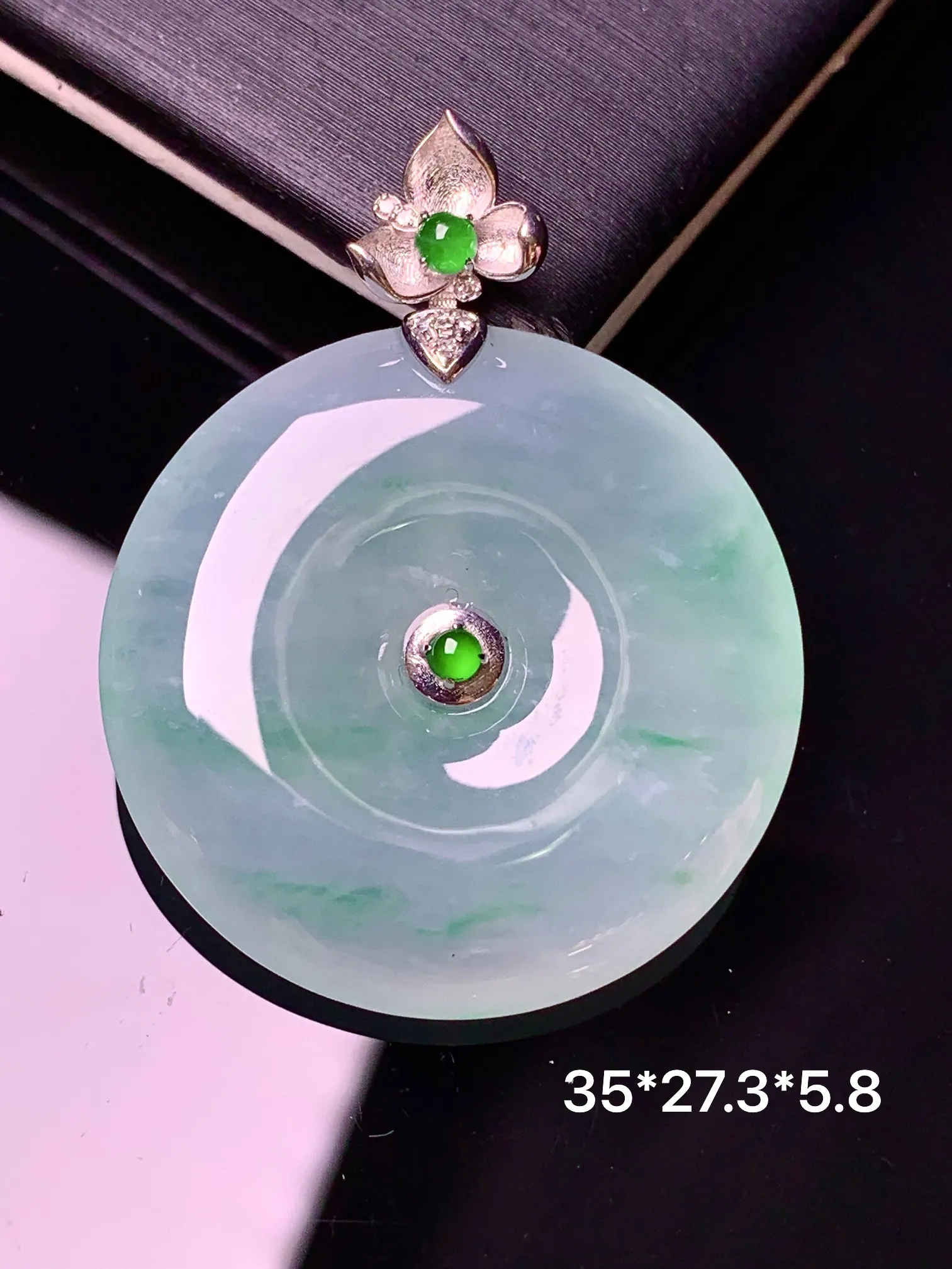 18k金镶嵌冰种飘绿平安扣吊坠 玉质细腻 色泽清新艳丽 整体尺寸35*27.3*5.8