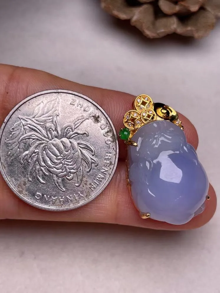 冰糯种紫罗兰【招财金蝉】吊坠、真金真钻镶嵌，种水好，玉质细腻 .裸石尺寸 21.3*15.7