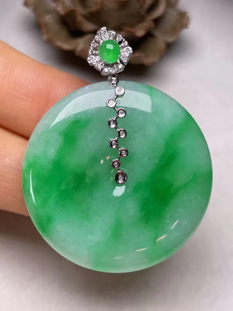 冰糯种辣色平安扣吊坠、真金真钻镶嵌，种水好，玉质细腻 .裸石尺寸 35.2.