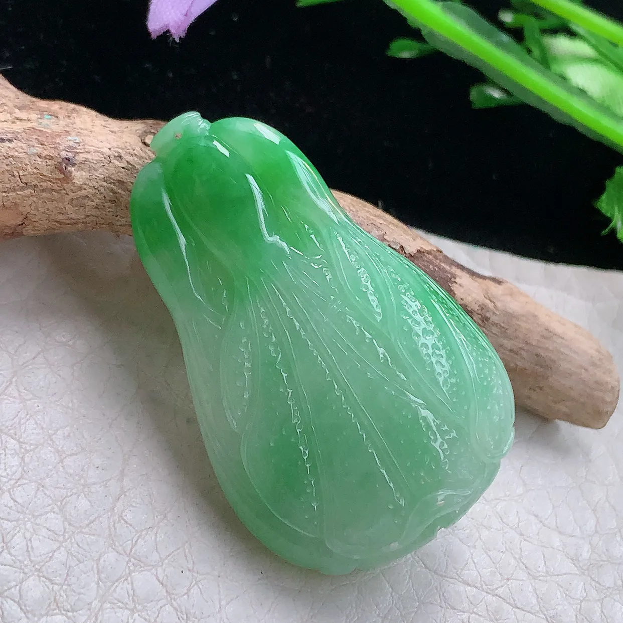 Lz实拍42*27*10.8天然缅甸翡翠冰胶润飘绿小白菜吊坠 八方来财玉坠