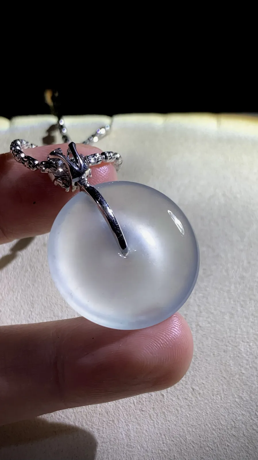 白冰平安扣子，36.5-裸石26.8-5.2mm，
18K金，南非钻，8.88g，图示为链