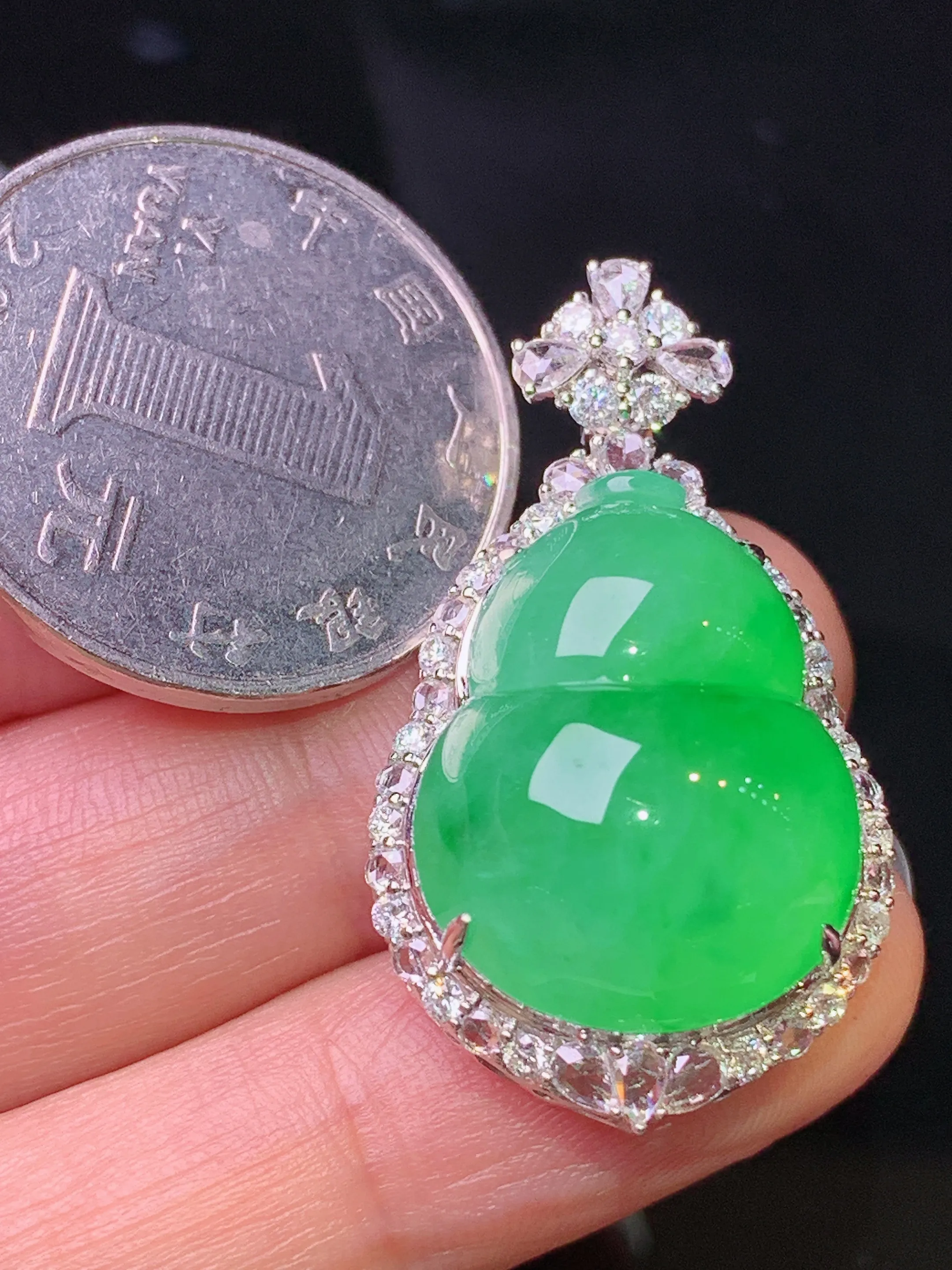 18k金钻镶嵌满绿葫芦吊坠 玉质细腻 色泽清新艳丽 整体尺寸35.2*19.7*13.5