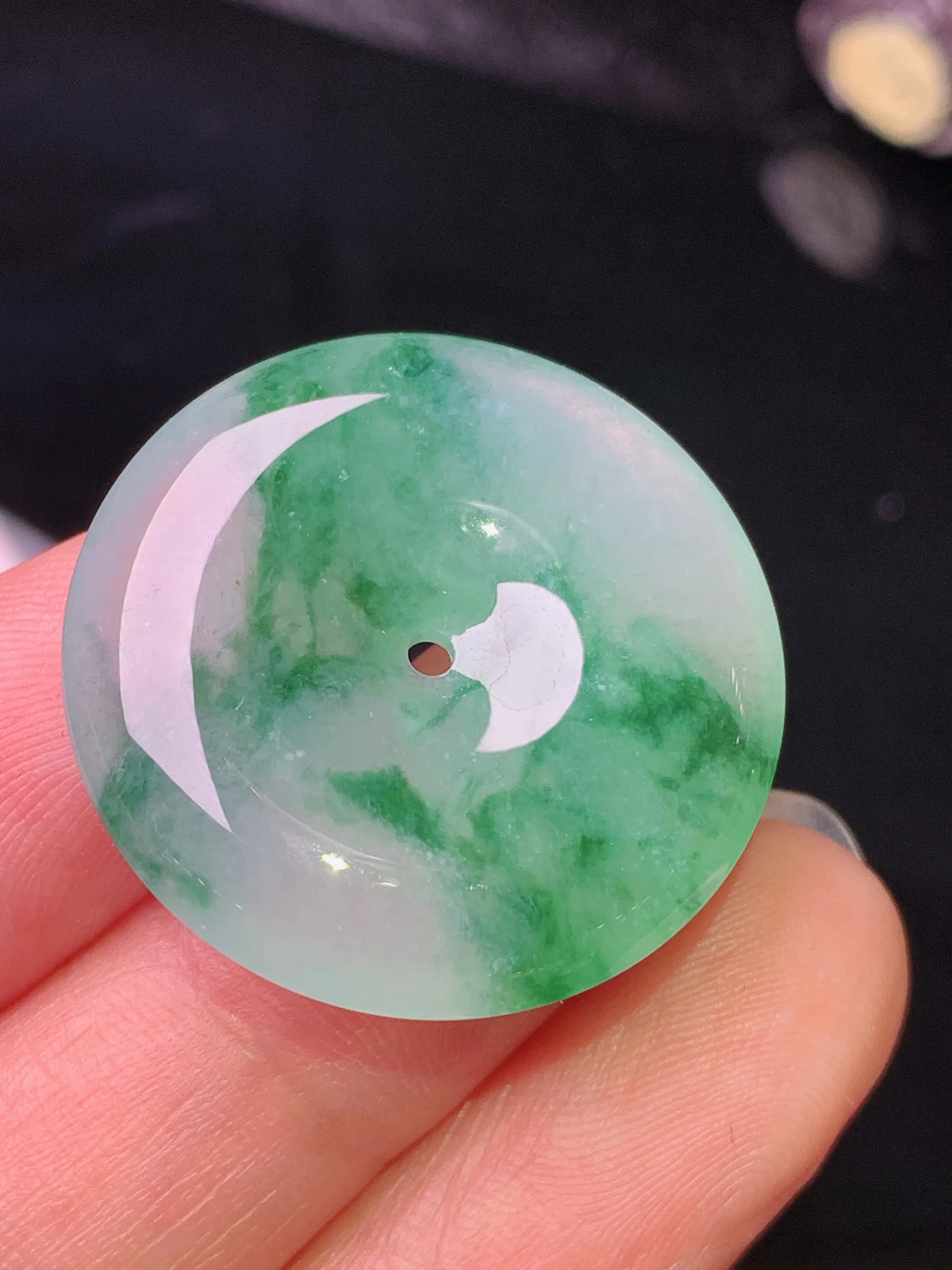 飘绿平安扣吊坠 玉质细腻 色泽清新艳丽  整体尺寸26*5.5