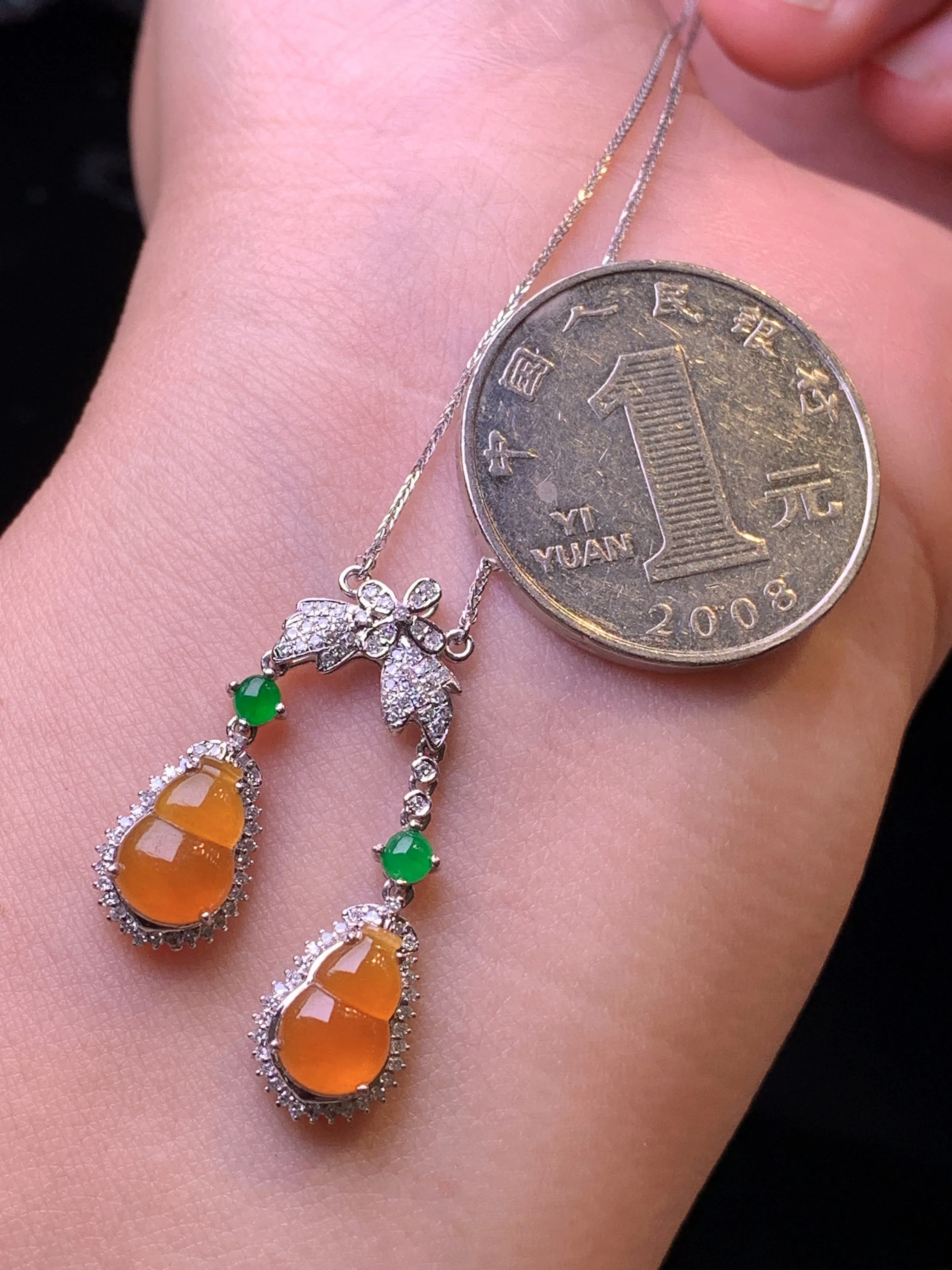 18k金钻镶嵌红翡葫芦项链 玉质细腻 色泽清新艳丽 整体尺寸28*8.5*5.3