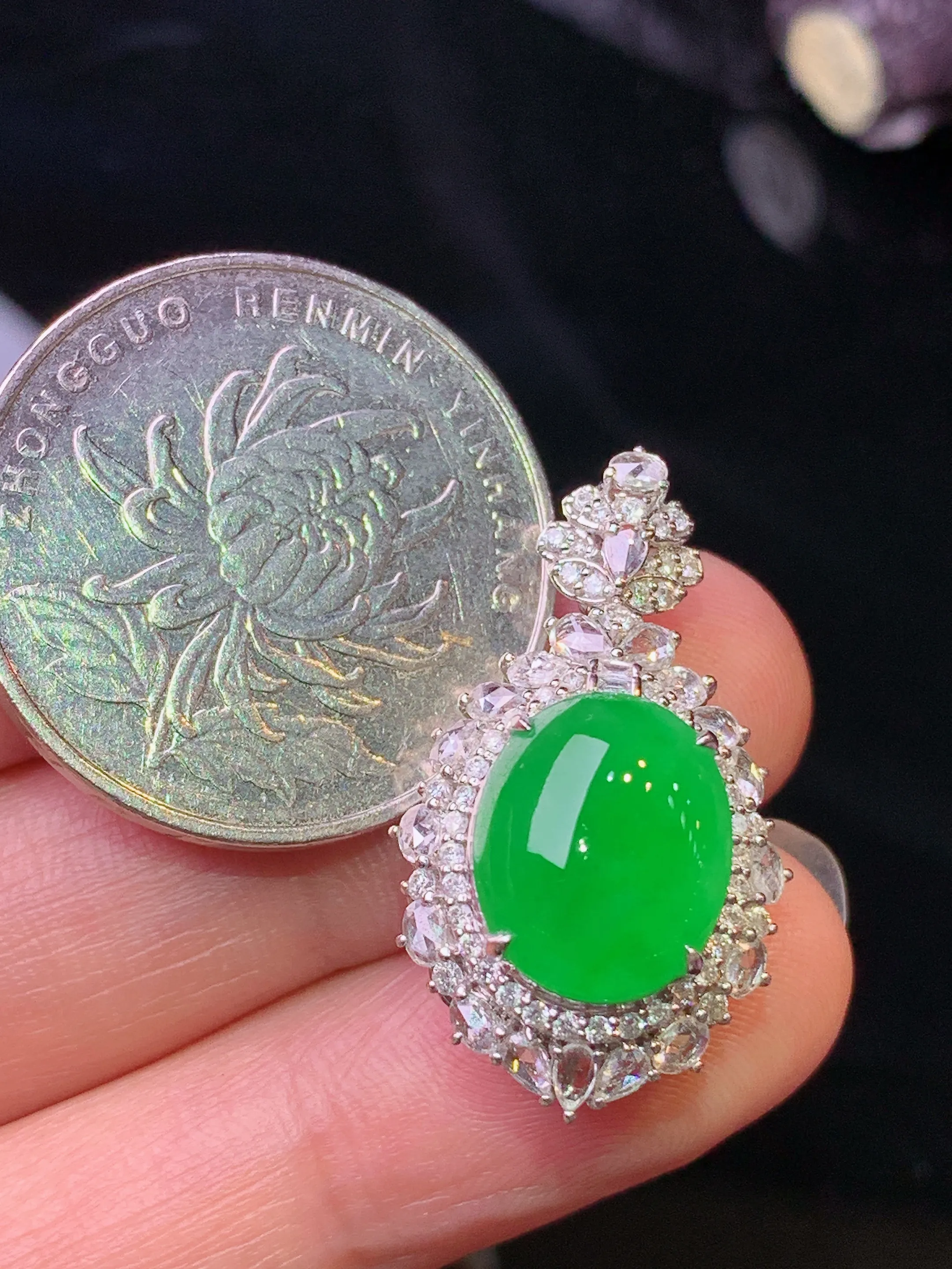 18k金钻镶嵌满绿蛋面吊坠 玉质细腻 色泽清新艳丽 整体尺寸27.7*16*12